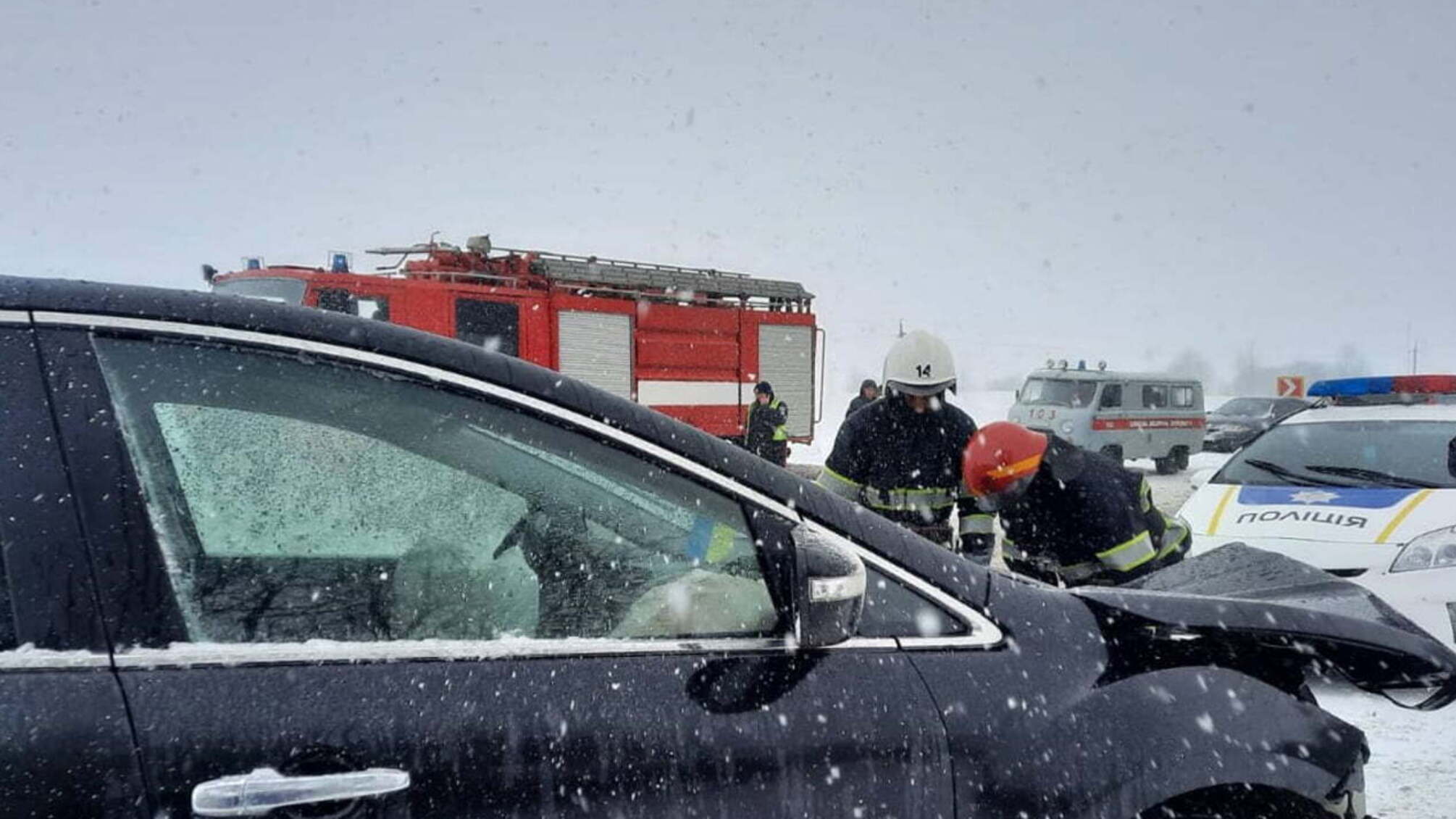Хмельницька область: рятувальники ліквідували наслідки автотрощі, у якій травмувалось п’ять людей