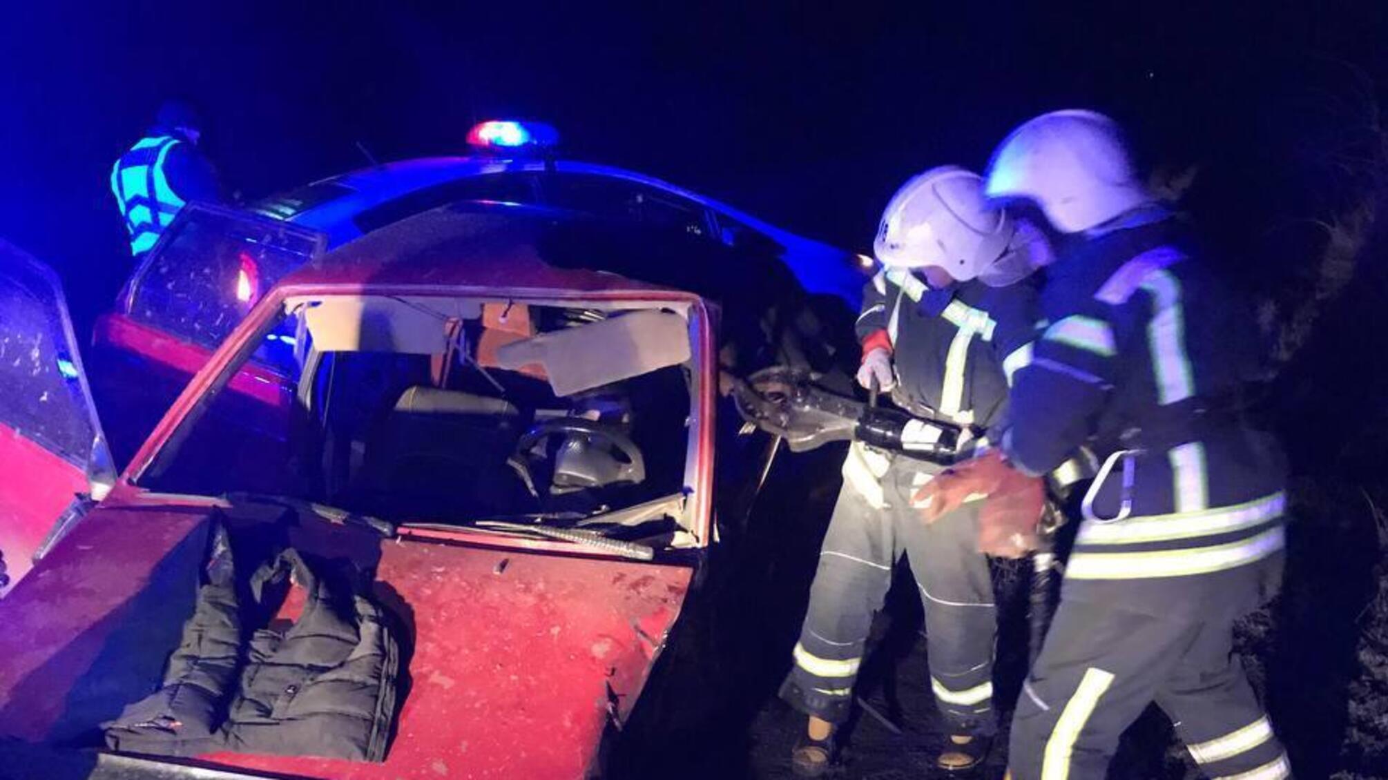 Кіровоградська область: рятувальники деблокували постраждалого внаслідок ДТП водія з понівеченого легковика