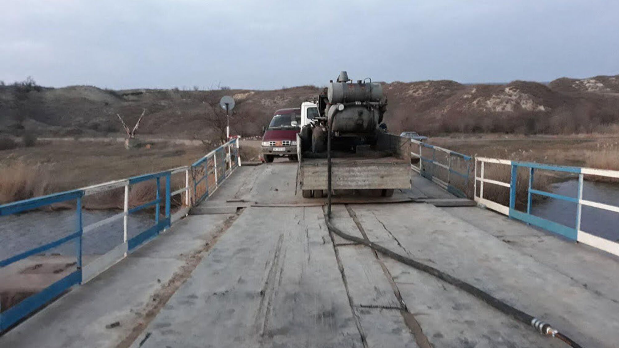 Миколаївська область: рятувальники відкачали воду з затопленого понтонного мосту