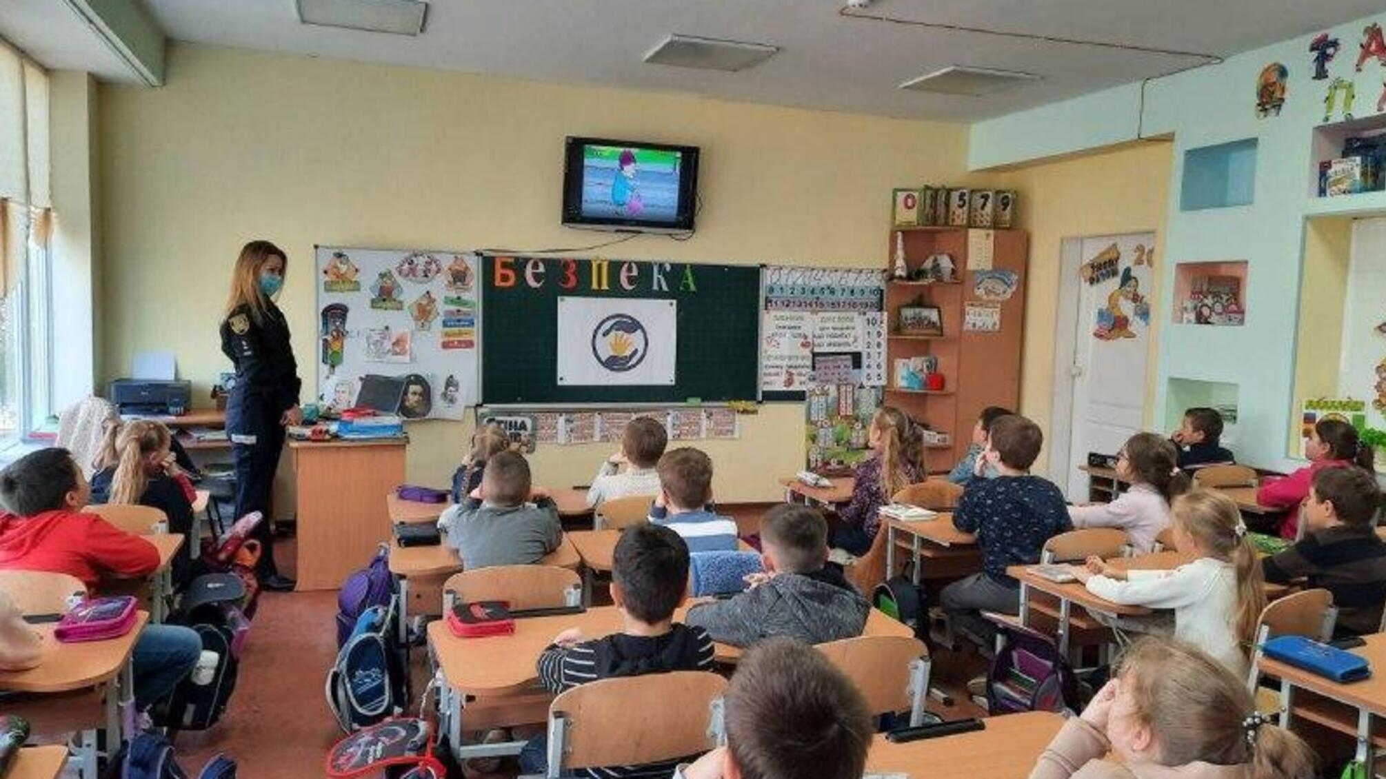 У Подільську правоохоронці з маленькими школярами малювали вітальні листівки мамам до 8 березня та повторювали абетку безпеки