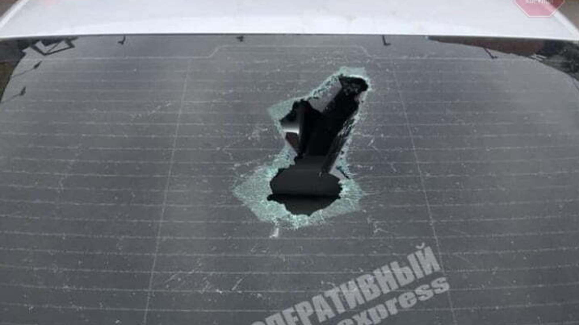 Новини Дніпра: невідомі вандали розтрощили припарковану автівку (фото)