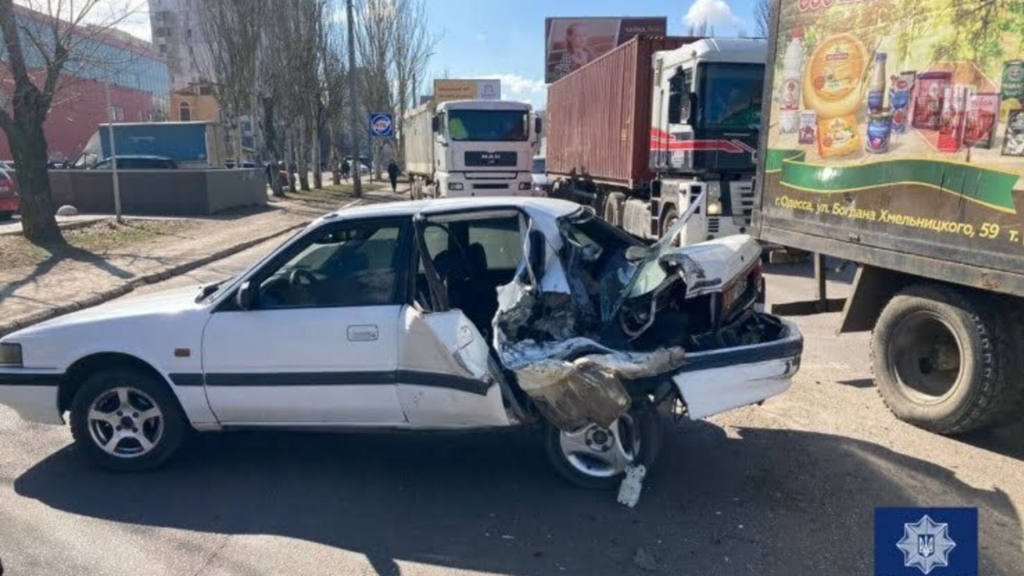 Новини Одеси: у місті вантажівка зіткнулася з легкової автівкою (фото)