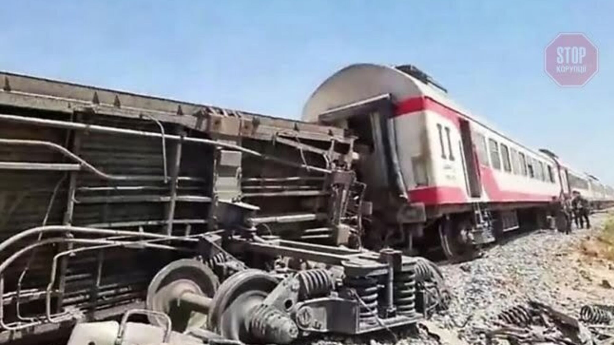 В Египте столкнулись два поезда, более 30 человек погибли (видео)