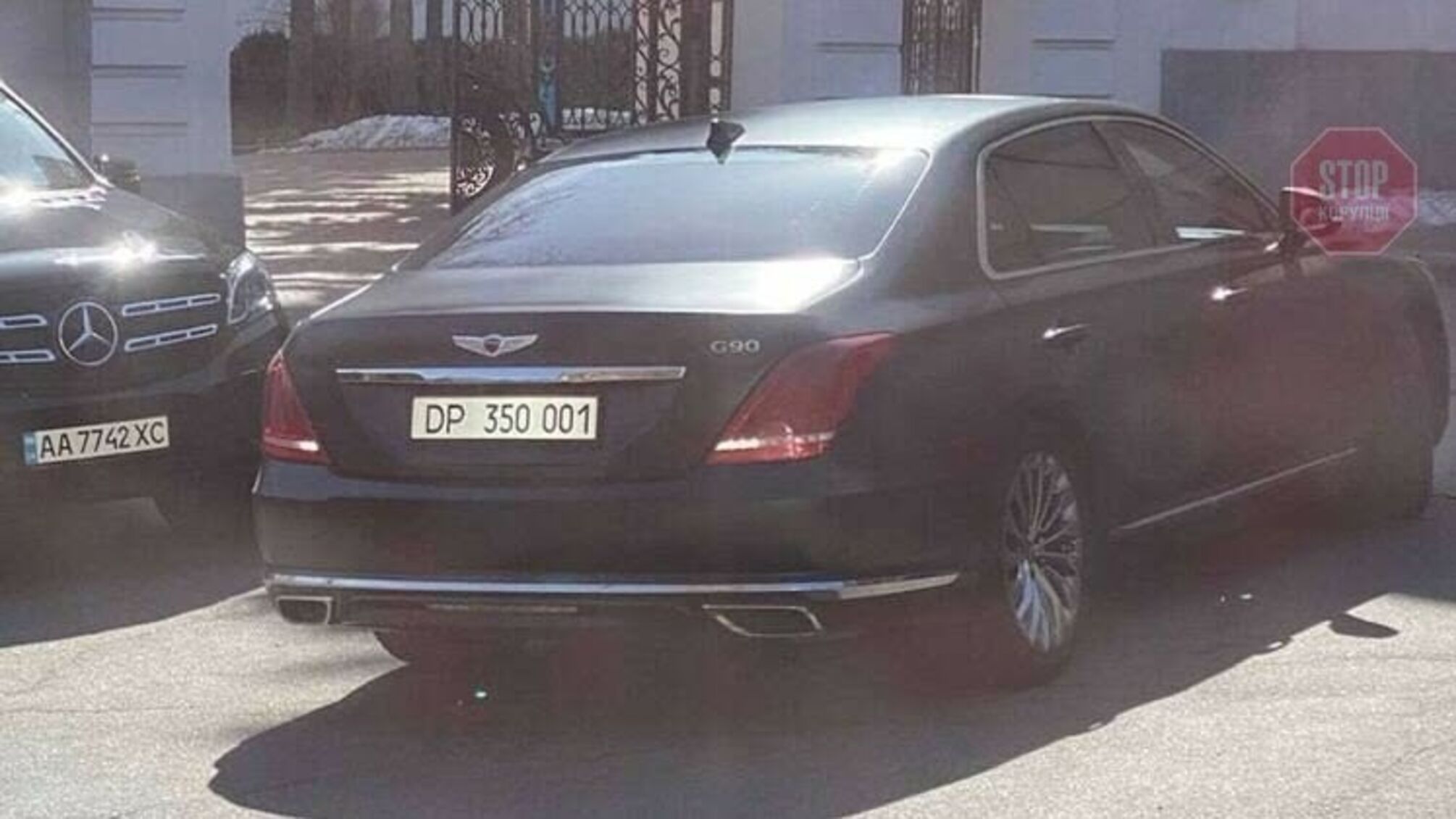 Син Гладковського їздить на елітному авто з номерами консульства Сейшел