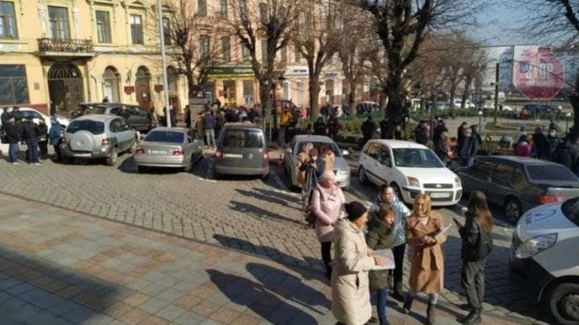 У Чернівцях під Міськраду на протест вийшли підприємці (фото)