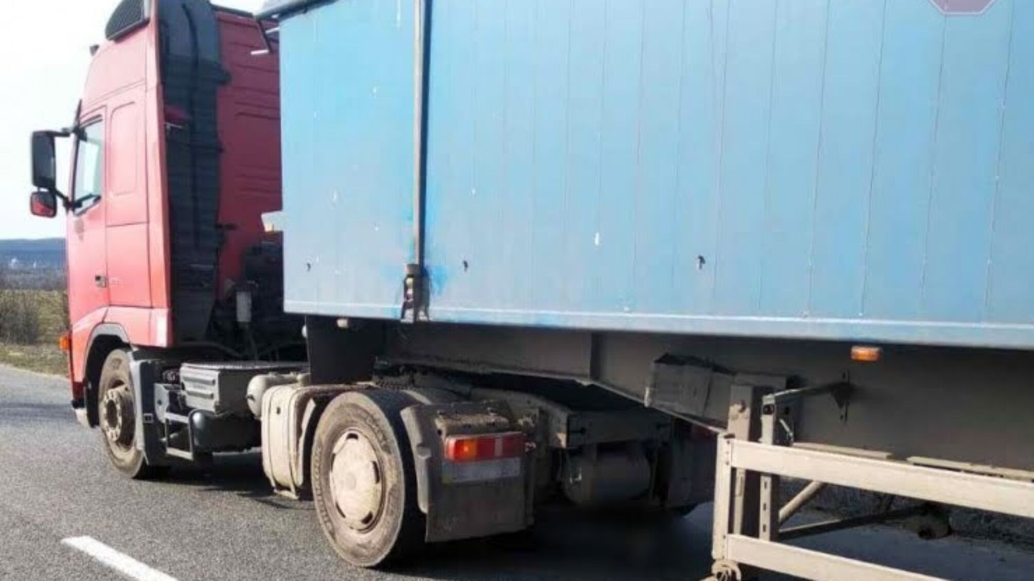 Новости Одессы: под городом фура переехала лежащего на дороге мужчину