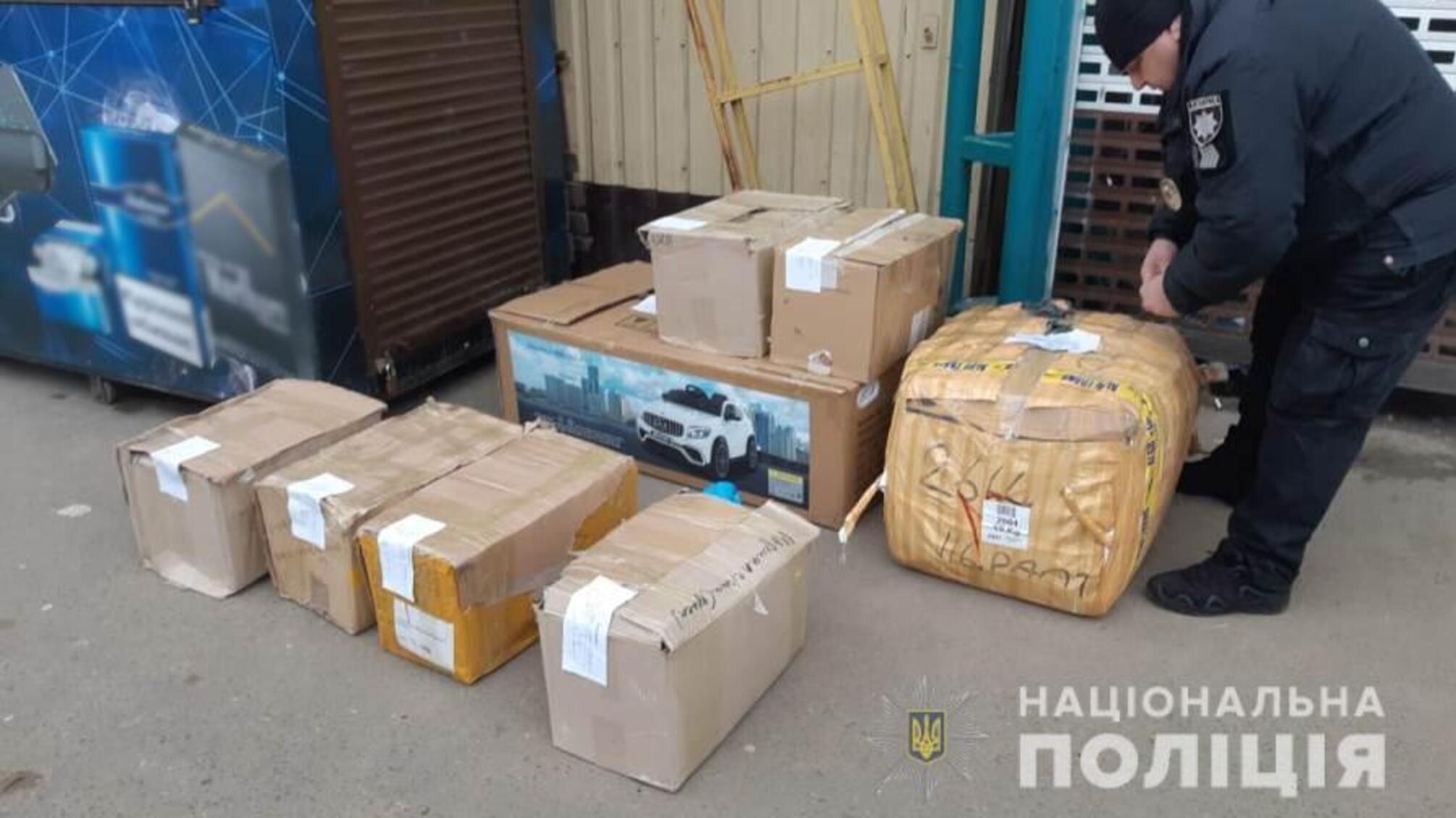 На одеському промтоварному ринку поліцейські вилучили понад 10 тисяч пачок контрафактних цигарок