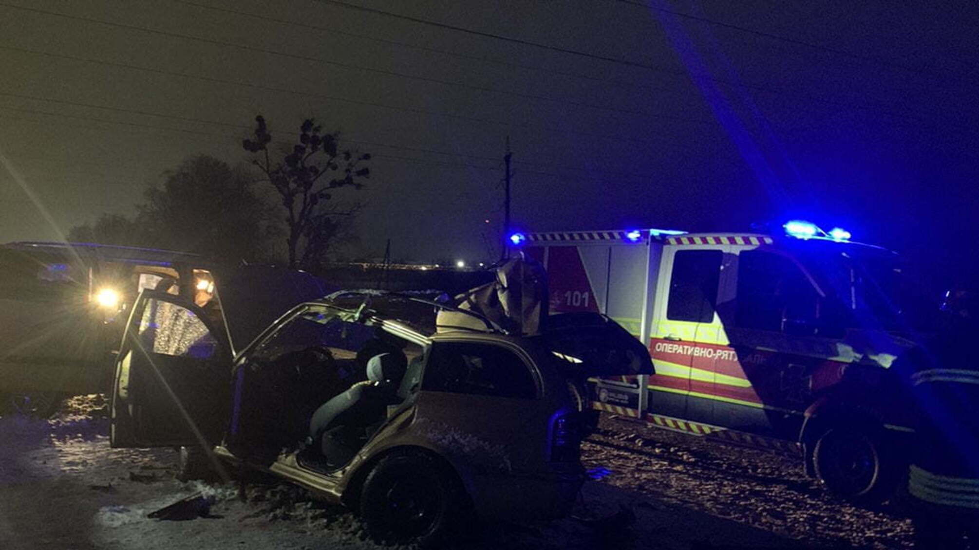 Житомирська область: рятувальники деблокували двох загиблих з пошкодженої внаслідок ДТП автівки