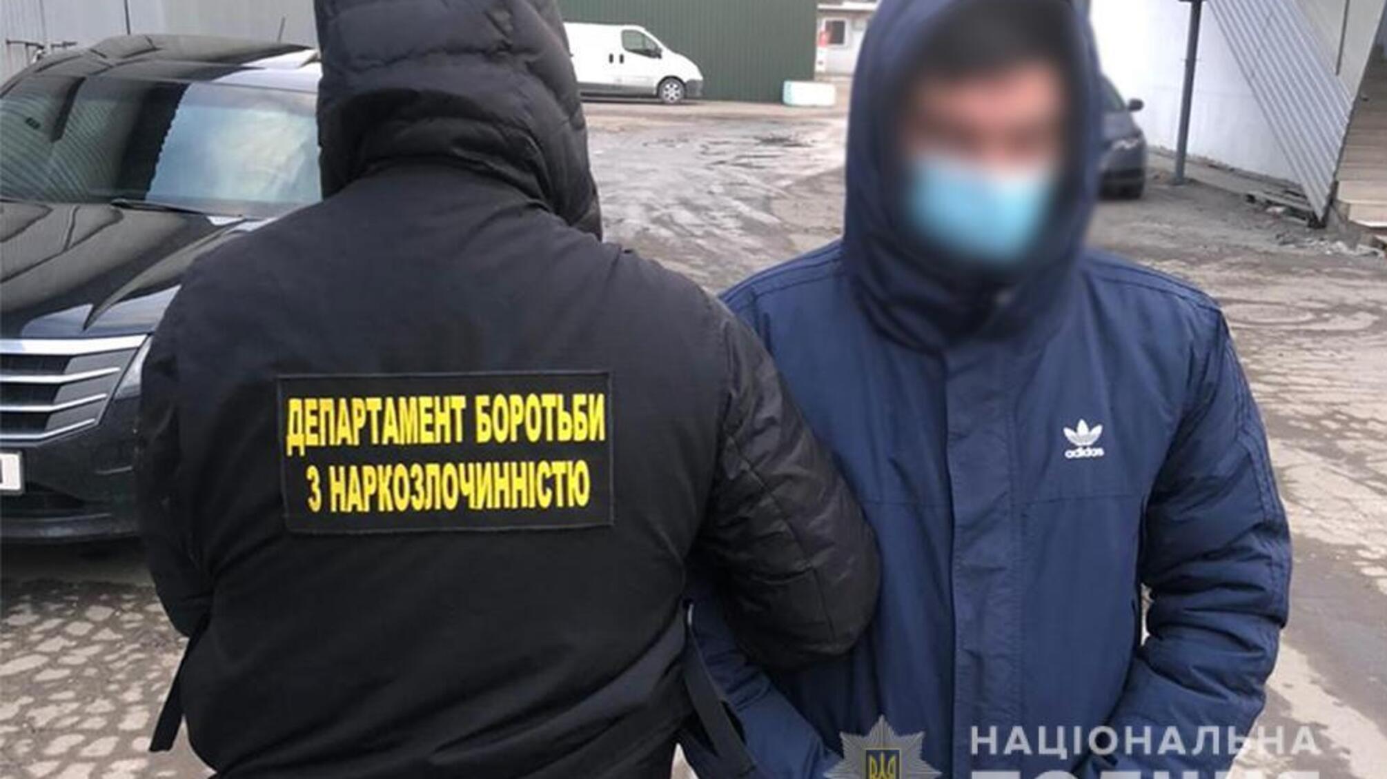 У Києві поліцейські затримали наркодилера та вилучили кокаїну на 400 тисяч гривень