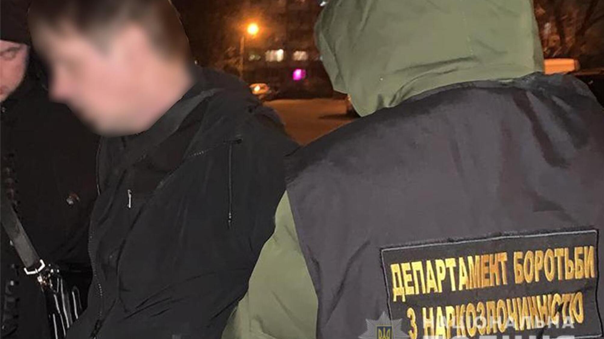 Оперативники Нацполіції затримали киянина та його спільника, які організували наркобізнес на території столиці