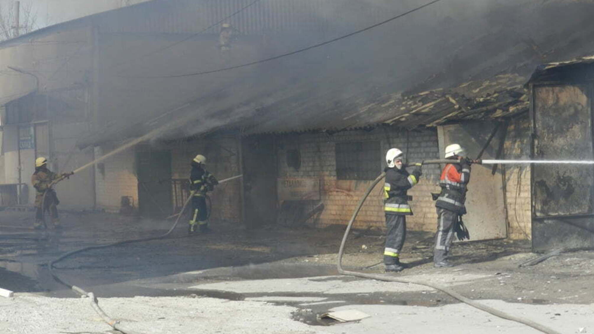 У Херсоні ліквідовано пожежу в одноповерховому складському приміщенні
