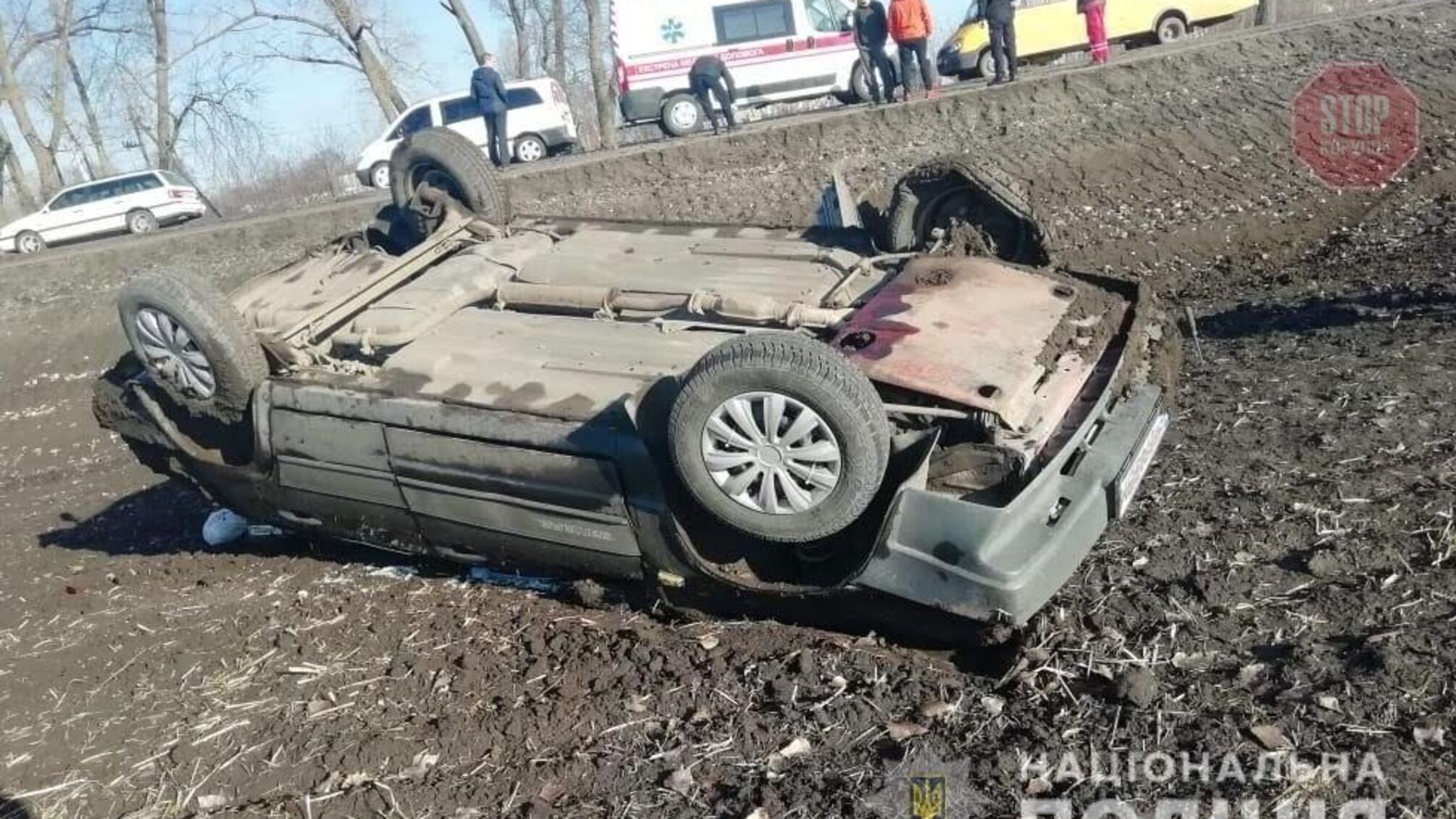 В Сумской области автомобиль взлетел с дороги и перевернулся, есть погибший (фото)