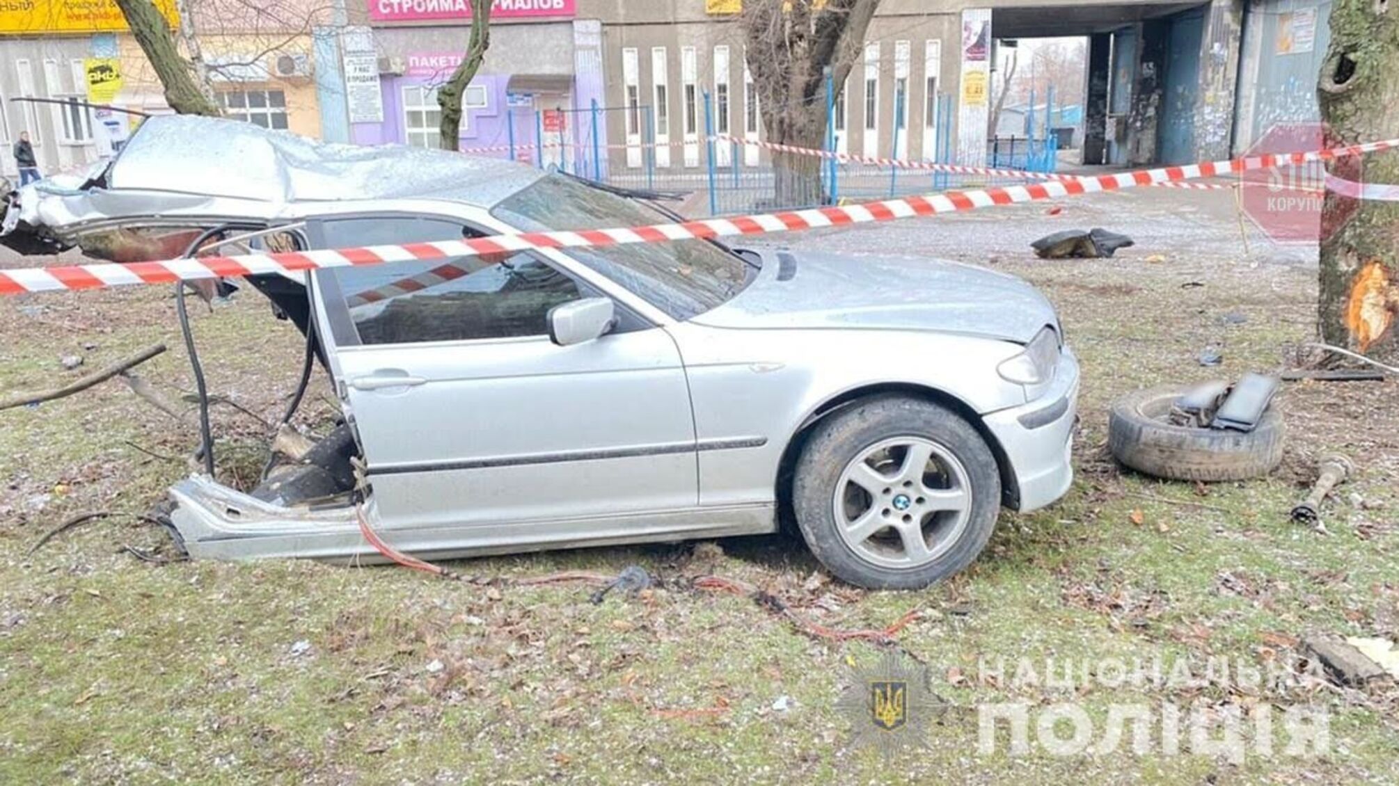 Новини Запоріжжя: внаслідок ДТП дерево розірвало автівку, є загиблий (фото)