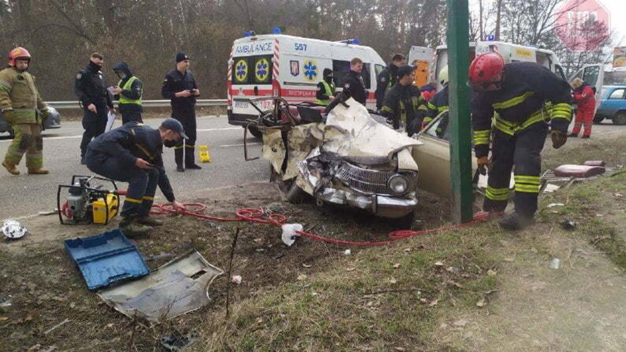 Под Киевом катафалк столкнулся с автомобилем, есть погибшие (фото)
