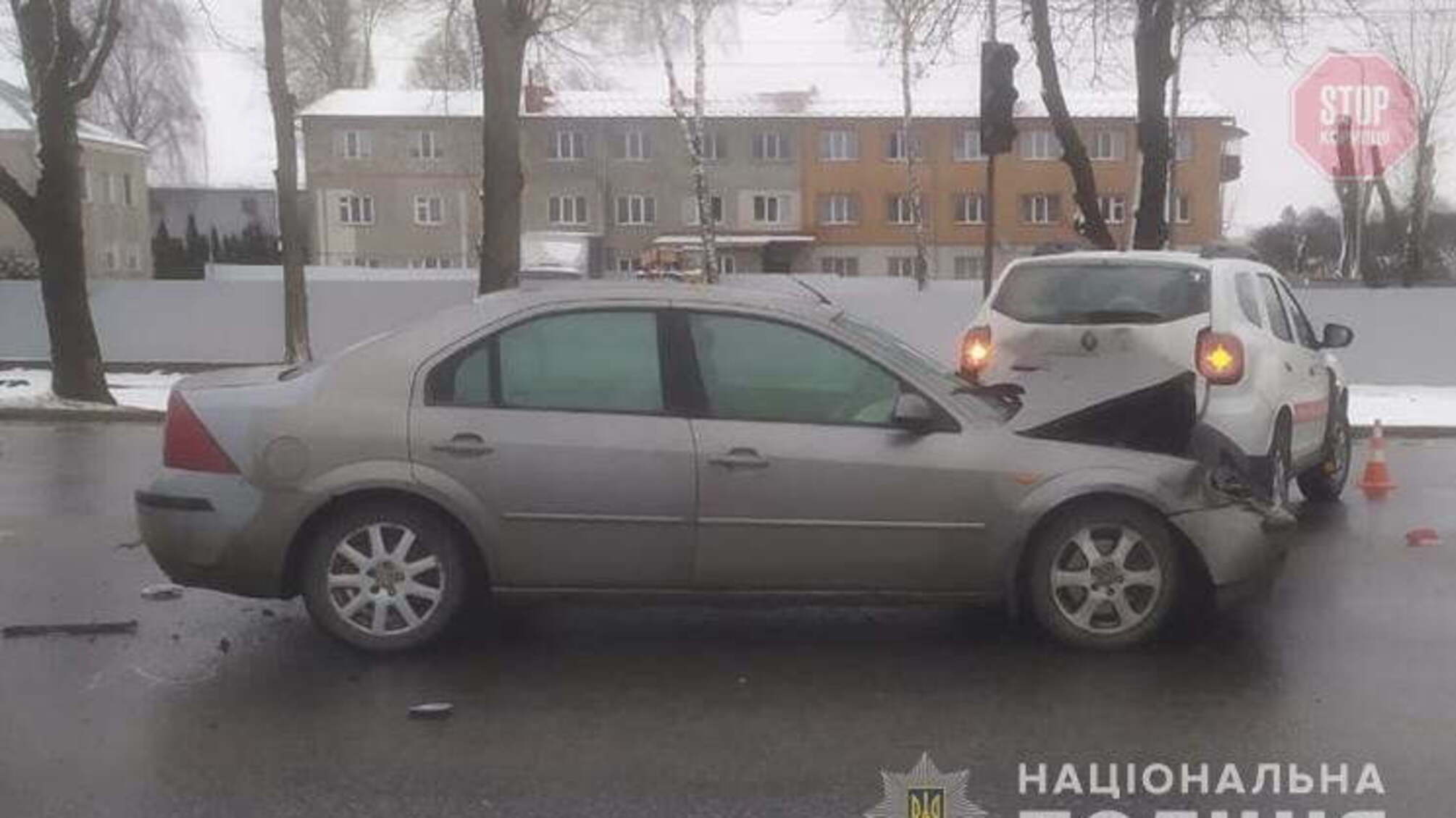 У Тернополі в ДТП потрапила автівка, яка перевозила вакцину від COVID-19 (фото)