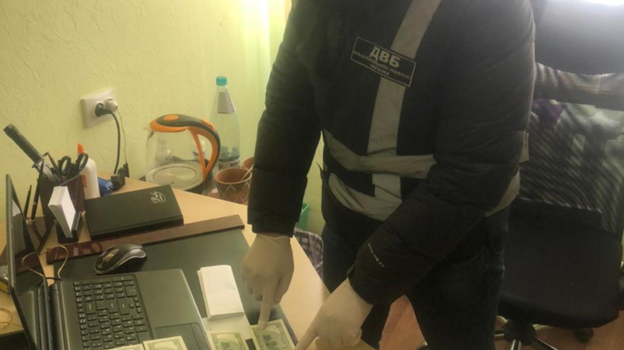 На Дніпропетровщині чоловіка затримали за спробу підкупу працівника поліції