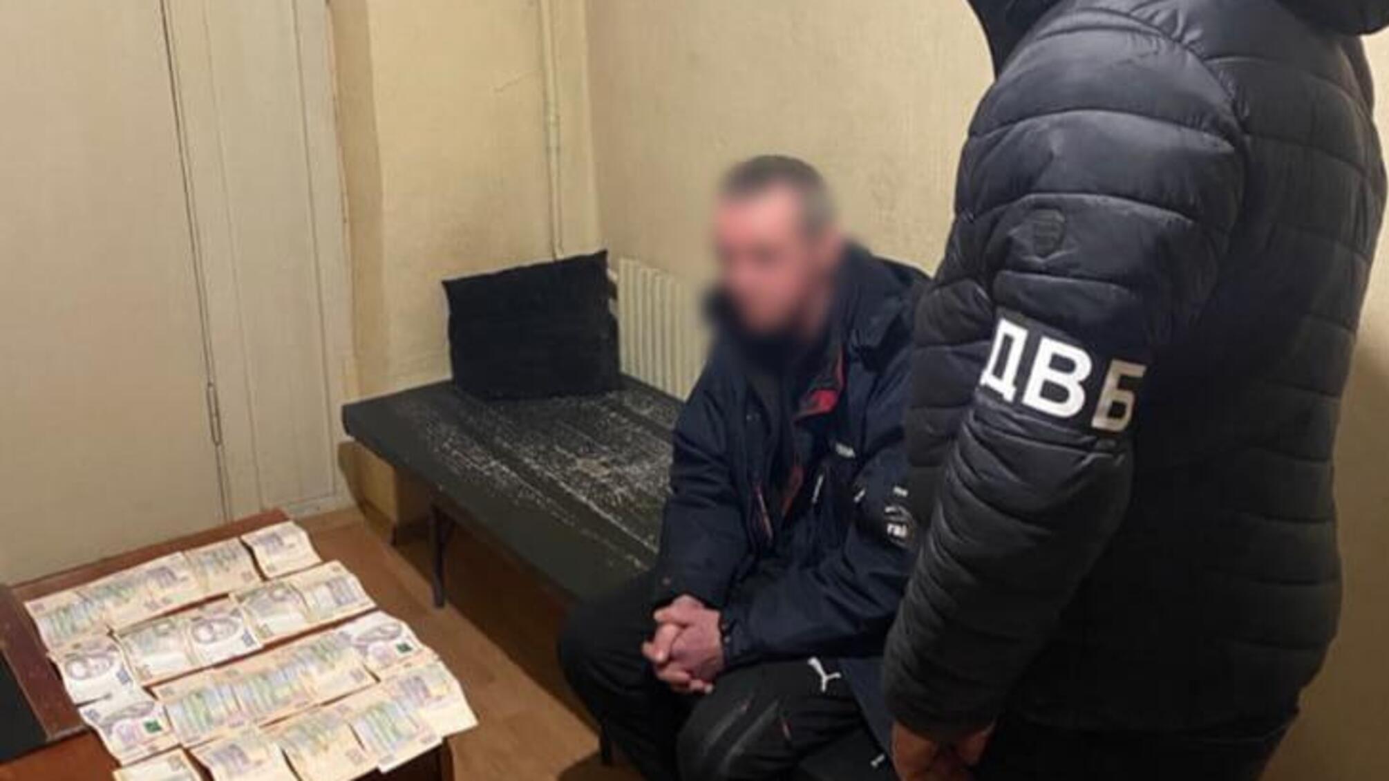 У Дніпрі поліція задокументувала чоловіка на передачі хабаря правоохоронцю