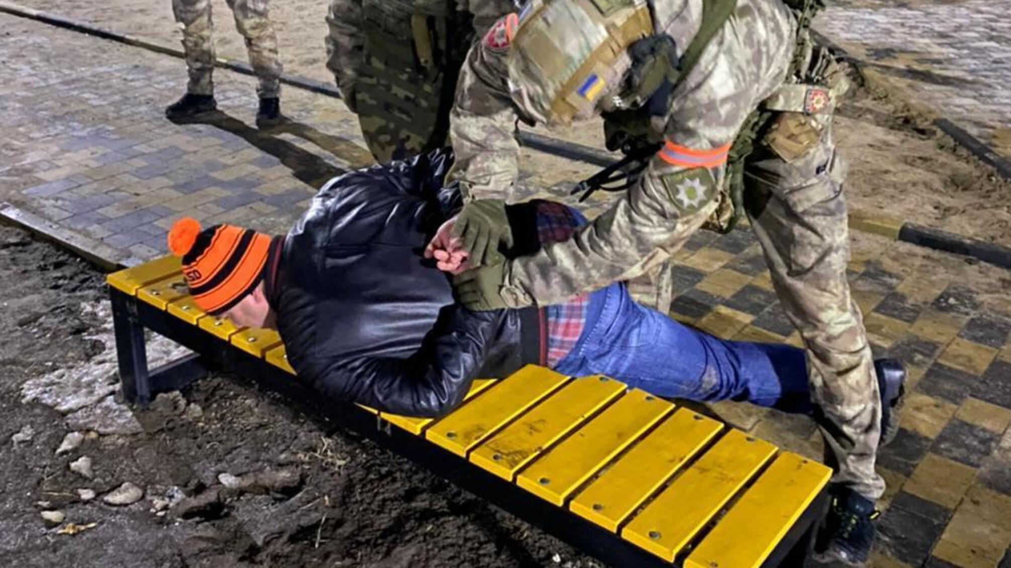 Вінницькі поліцейські затримали чоловіка, який влаштував стрілянину та знеструмив частину селища