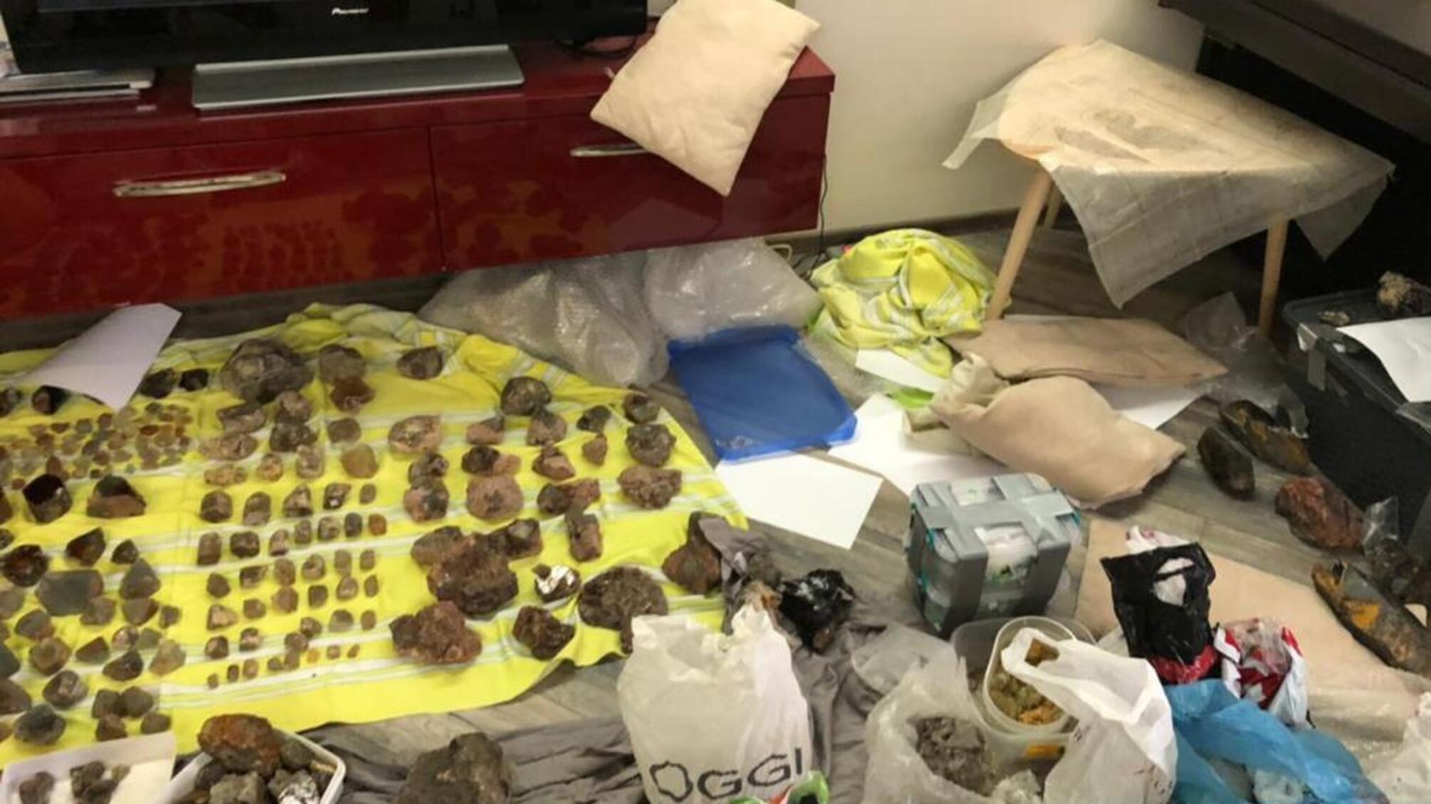 Правоохоронці викрили схему незаконного видобутку дорогоцінного каміння