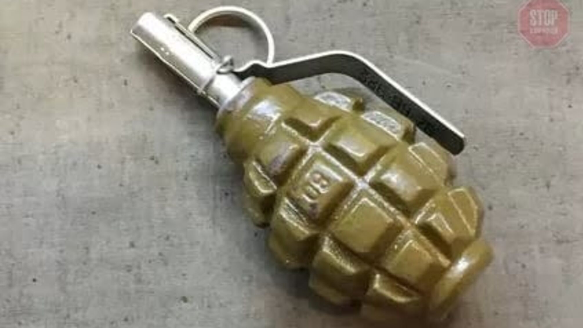У Запоріжжі п'яний чоловік погрожував продавчині магазину гранатою