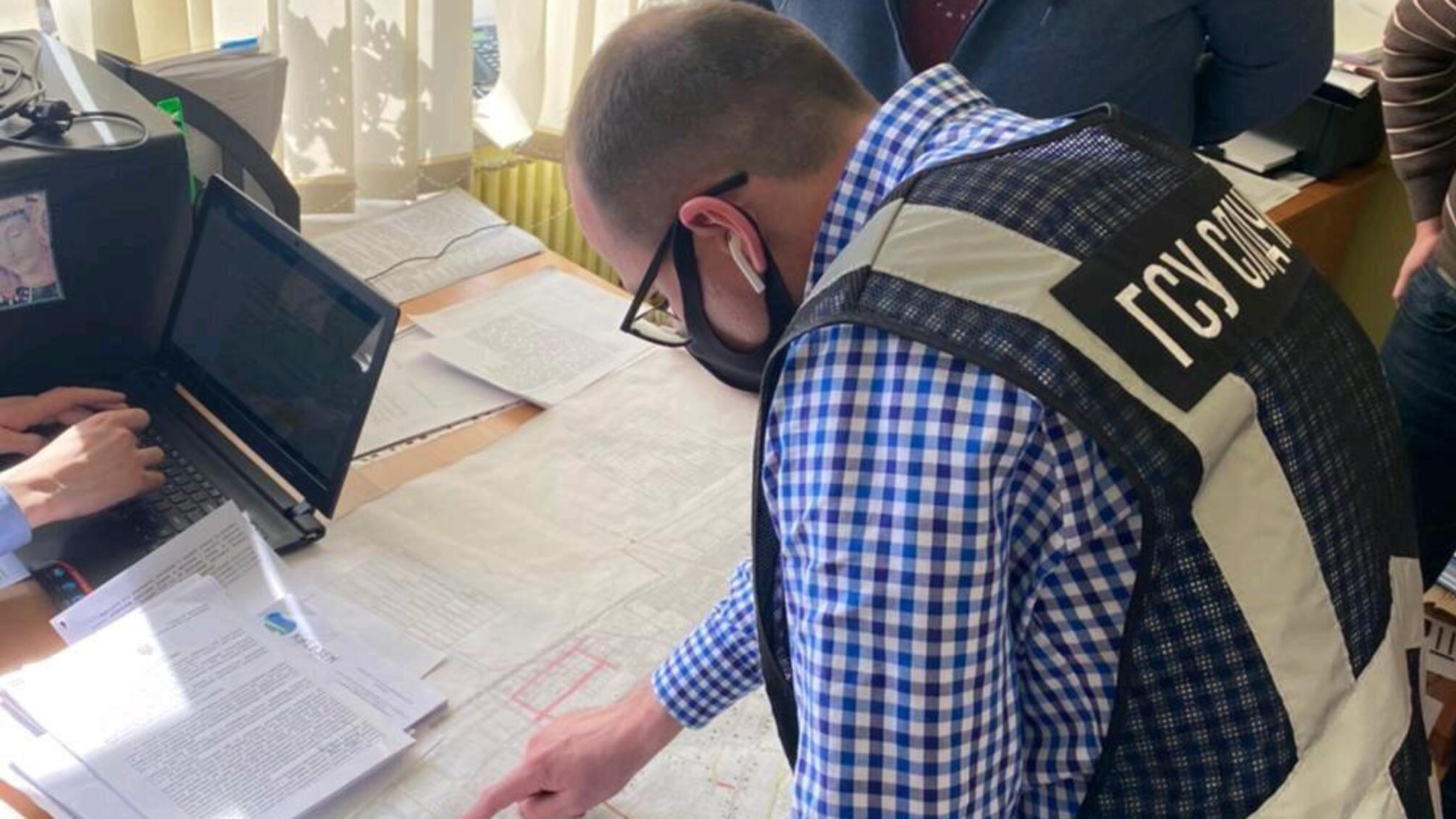 Поліцейські викрили службових осіб у незаконній передачі 10 га земель лісового фонду