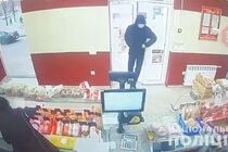 Новини Запоріжжя: поліція затримала рецидивіста, який пограбував магазин за допомогою викрутки (фото)