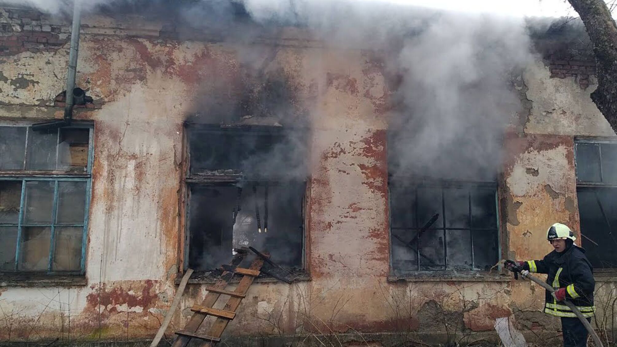 У Закарпатській області рятувальники ліквідували пожежу в приміщенні для ремонту автомобілів