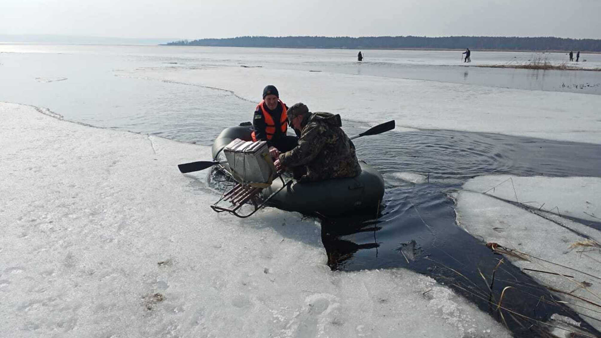 Київська область: врятовано 6 рибалок з відколотої крижини
