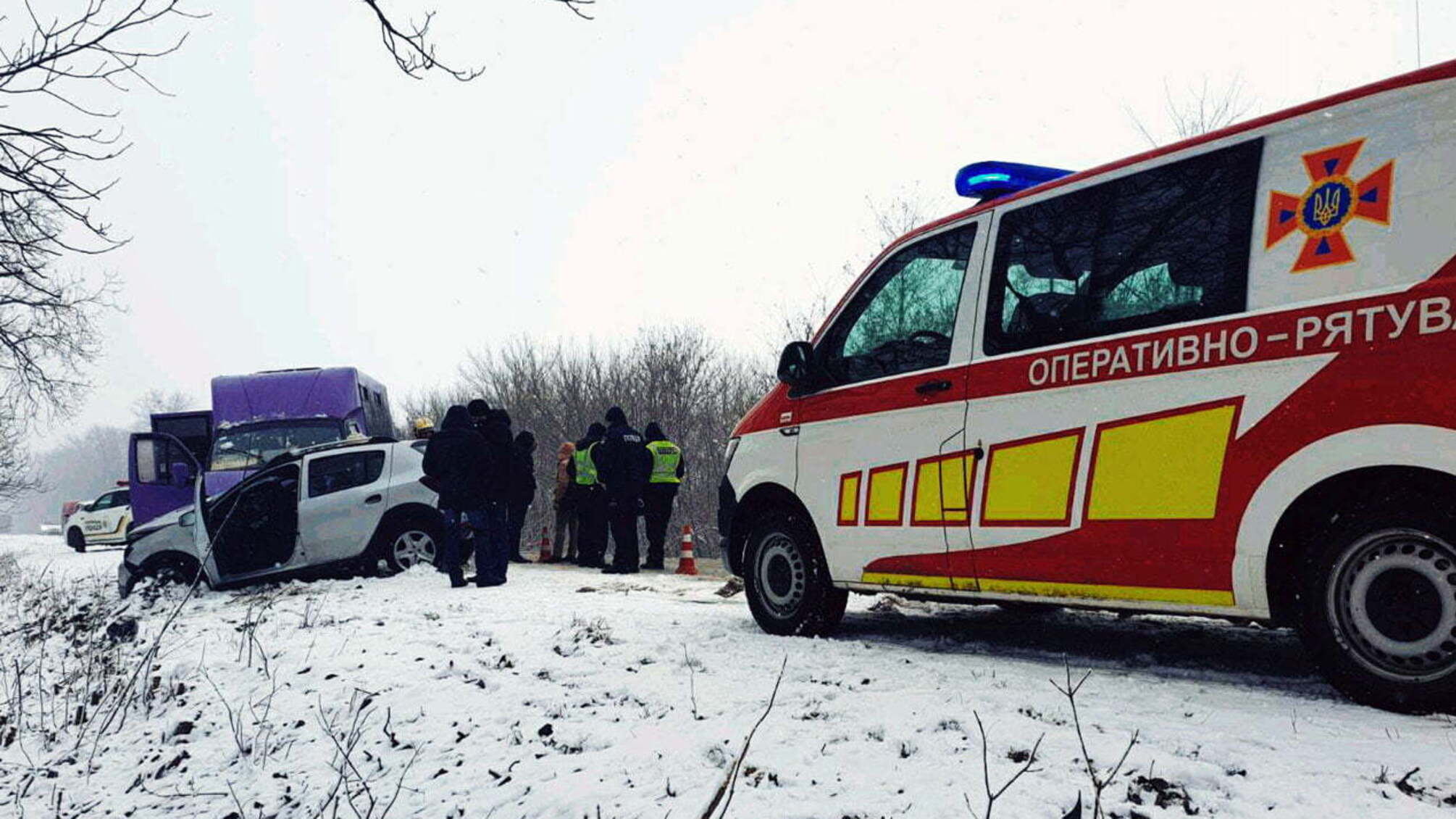 Хмельницька область: рятувальники допомогли ліквідувати наслідки ДТП за участі рейсового автобуса та легковика (ВІДЕО, ФОТО)