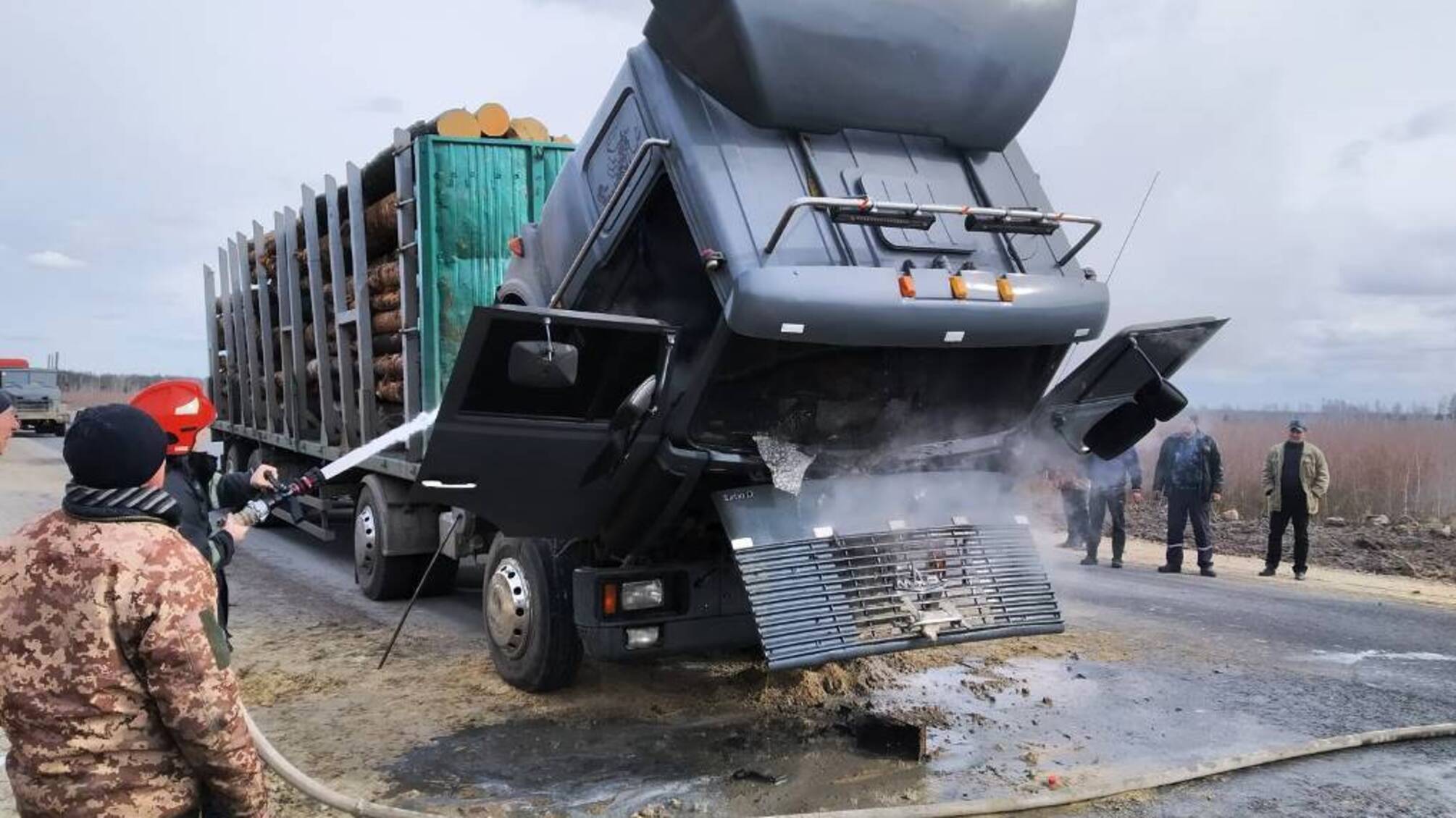 Житомирська область: вогнеборці ліквідували загоряння вантажівки, якою перевозилась деревина