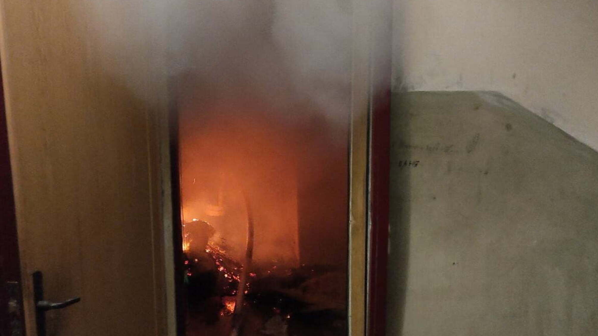 Донеччина: під час гасіння пожежі в квартирі вогнеборці врятували чоловіка