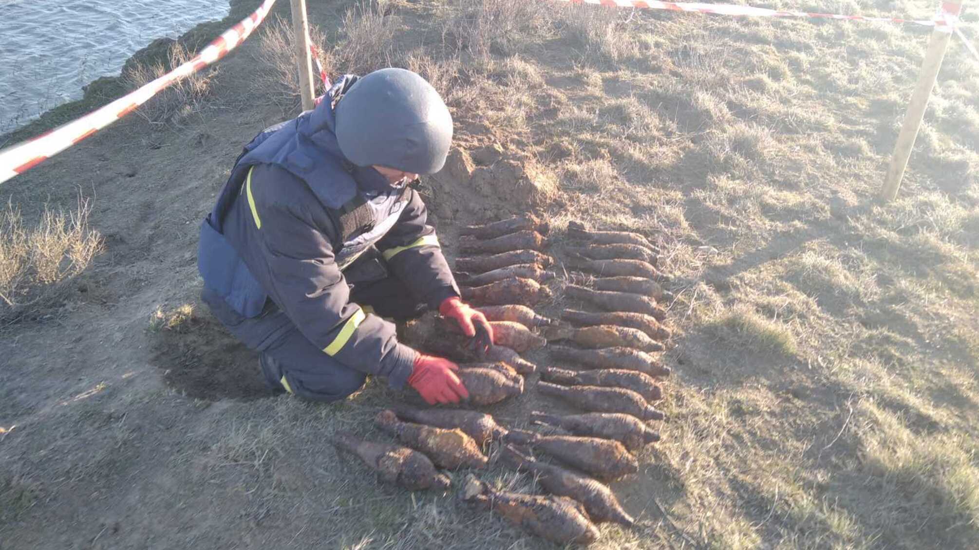 Херсонщина: піротехніки обласної ДСНС знищили 27 мінометних мін, виявлених у Генічеському районі