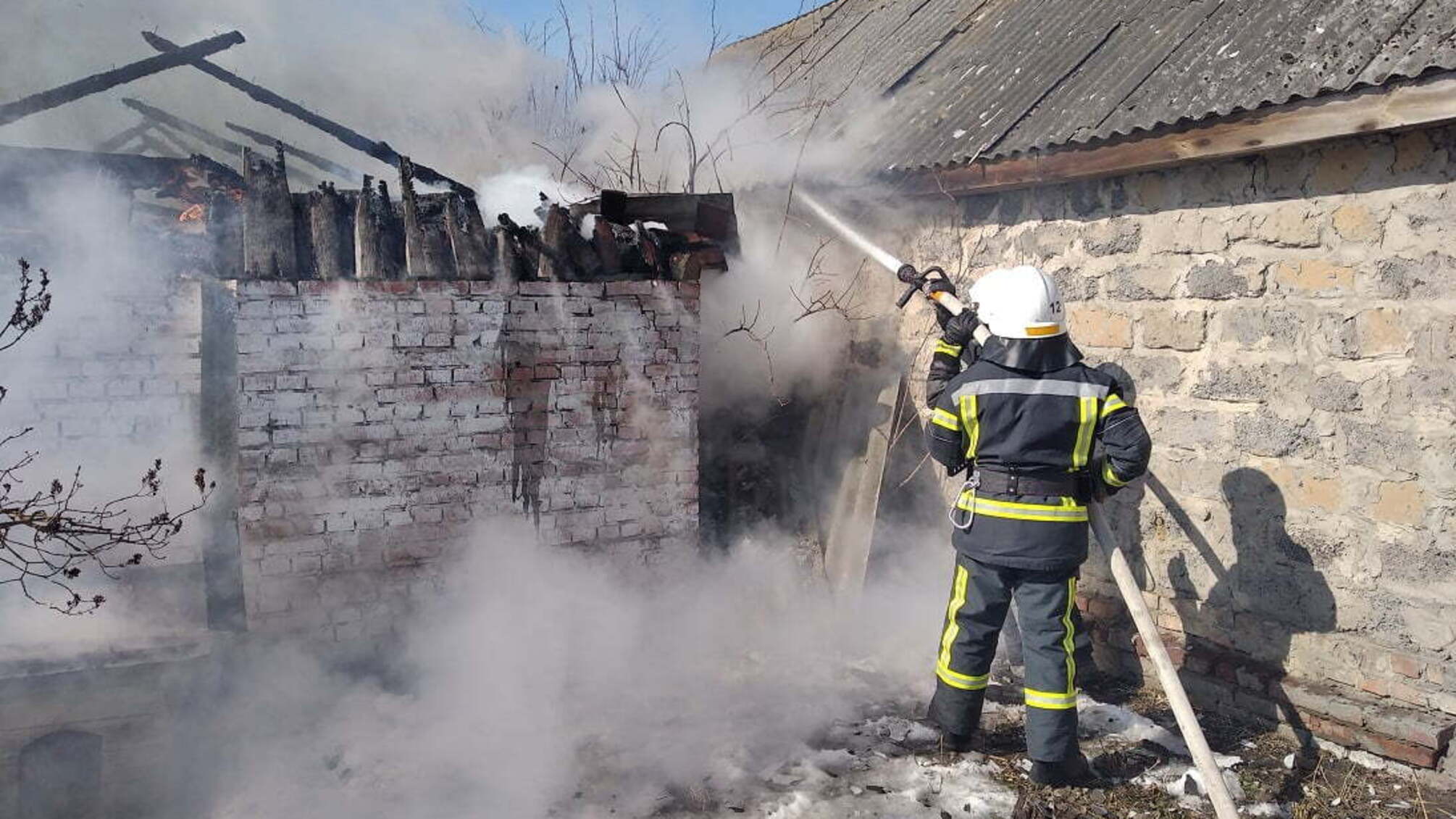 Сумська область: вогнеборці ліквідували загоряння господарчої споруди (ВІДЕО)