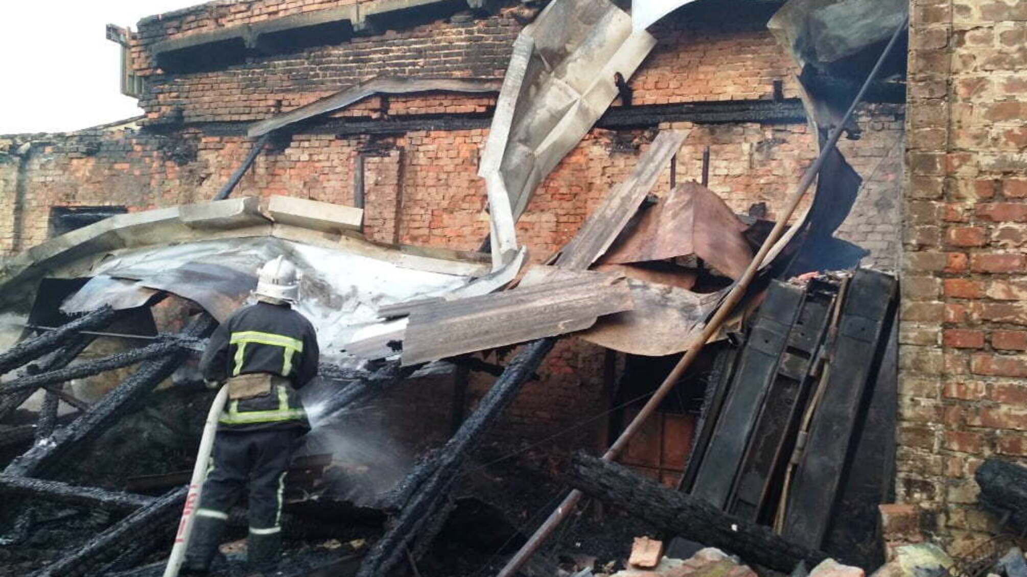 Житомирська область: рятувальники загали складське приміщення, де виготовляли металеві двері