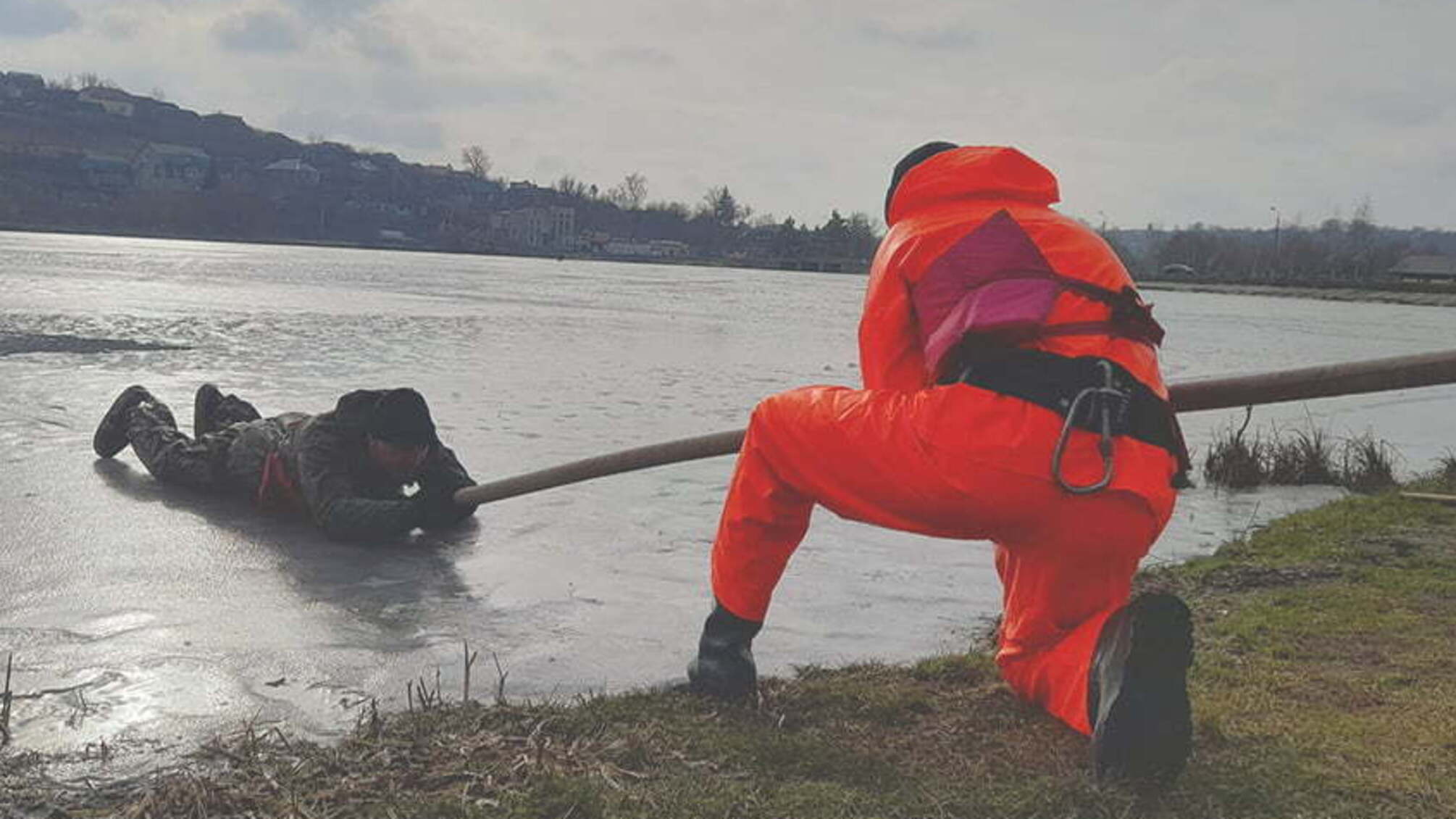 Рятувальники попереджають, що вихід на кригу може вартувати громадянам життя!