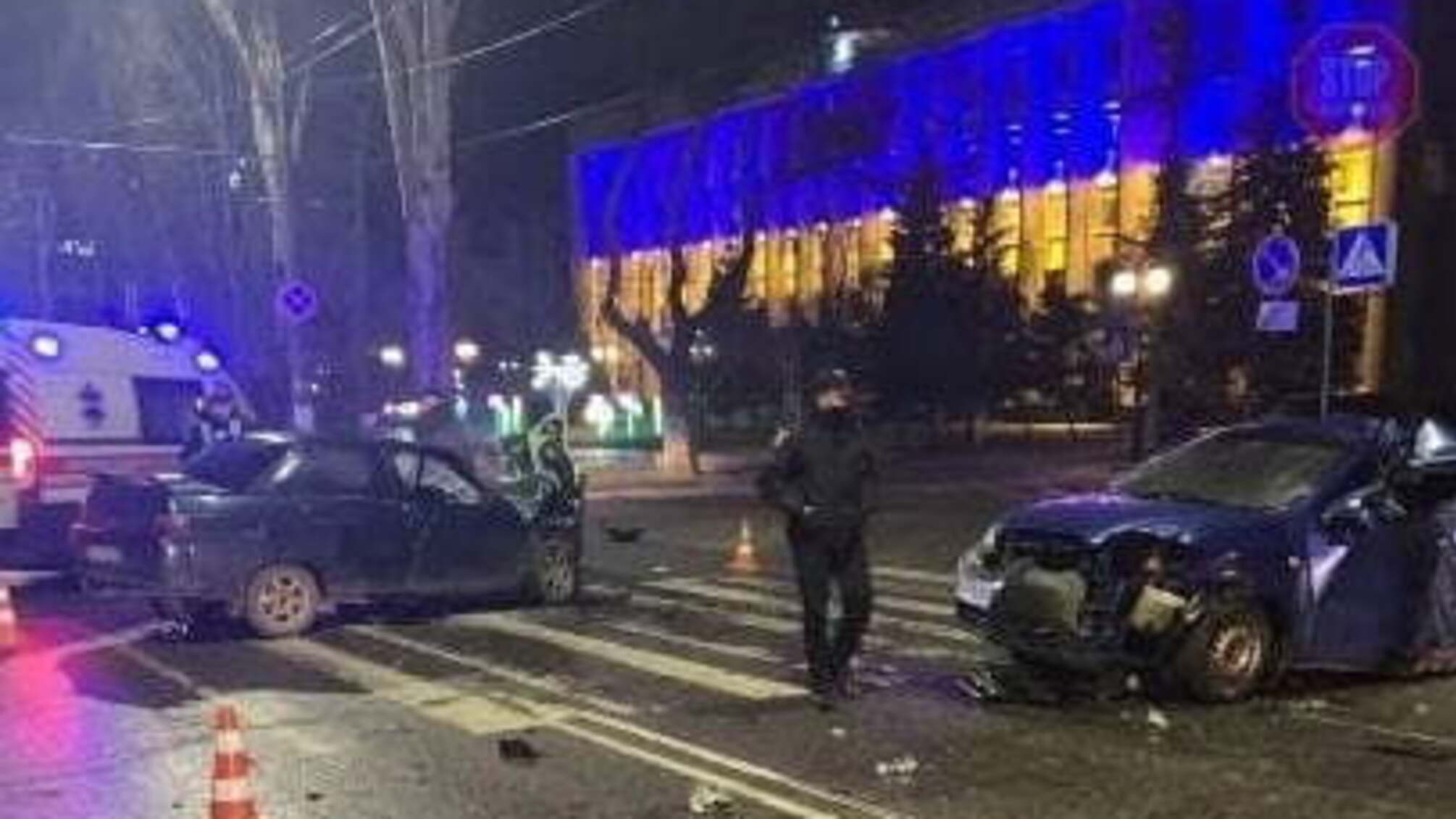У Херсоні “ВАЗ” врізався у легковик, є загиблий (фото)