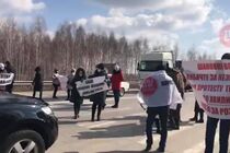 Смердюча проблема: коростенська громада заблокувала міжнародну трасу на Житомирщині