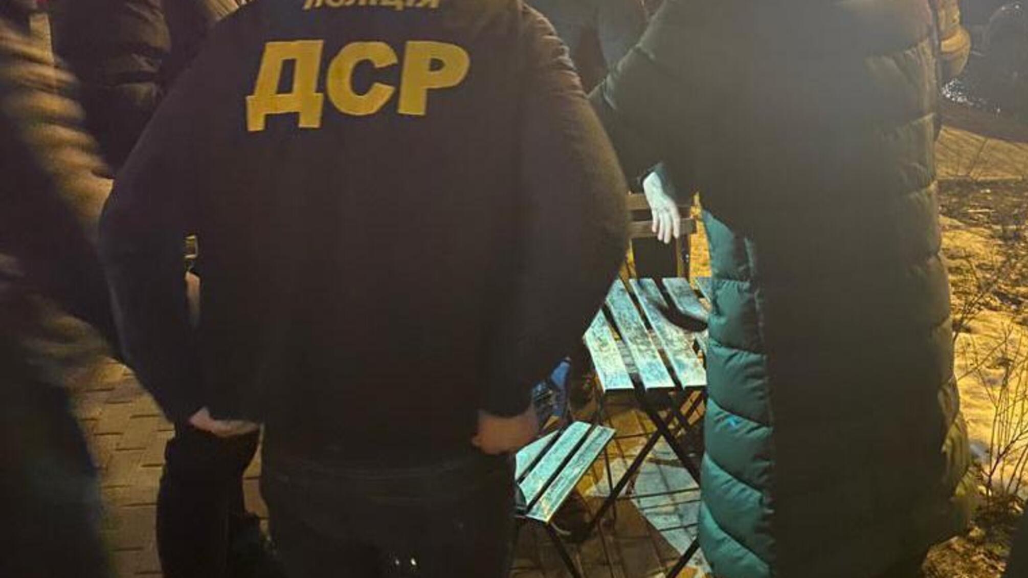 У Києві поліція затримала двох керівників відділу Деснянської райдержадміністрації на вимаганні 8 тисяч доларів хабаря