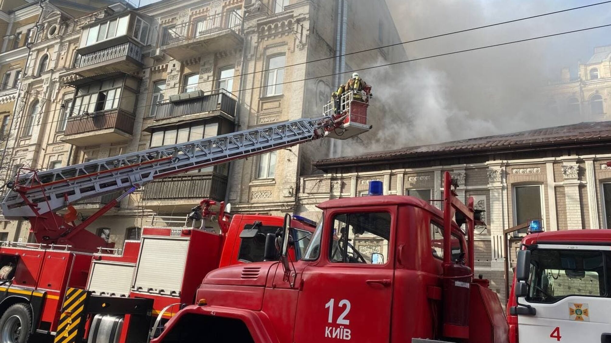 м. Київ: пожежа по вул. Саксаганського на даху 2-поверхової будівлі ресторану