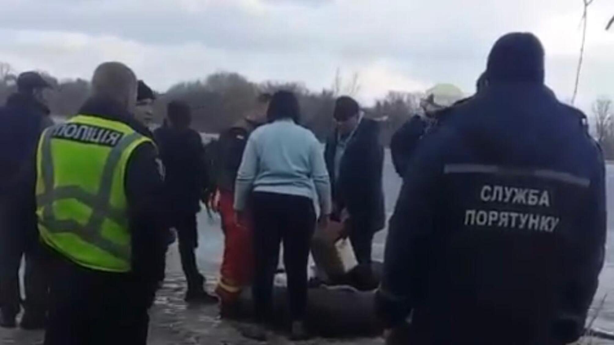 На Сумщині поліцейські спільно з працівниками ДСНС та громадськістю врятували двох рибалок, які провалилися під лід