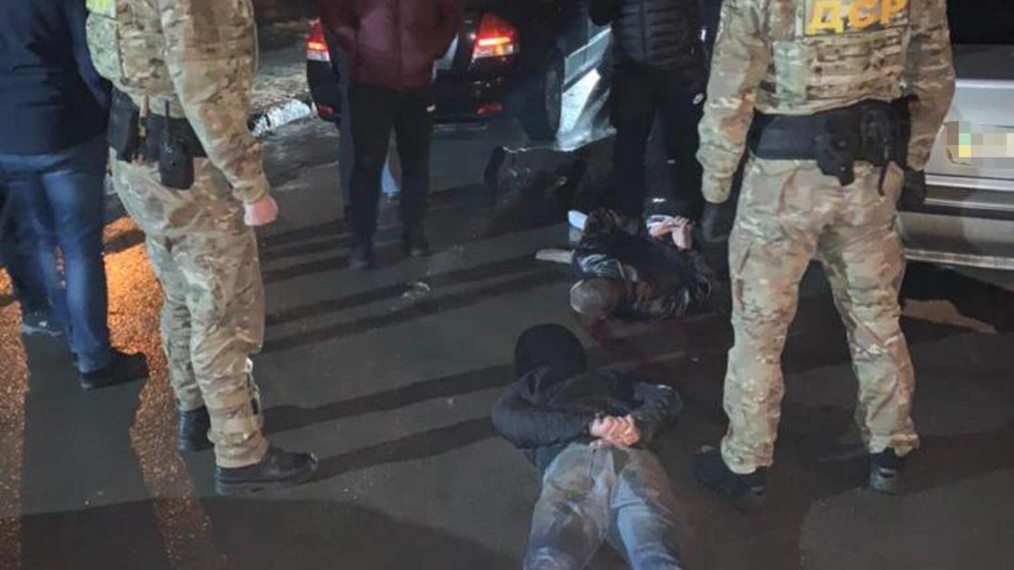 Вимагали 10 000 доларів США та викрали людину під виглядом працівників поліції – на Львівщині поліція затримала учасників злочинного угруповання