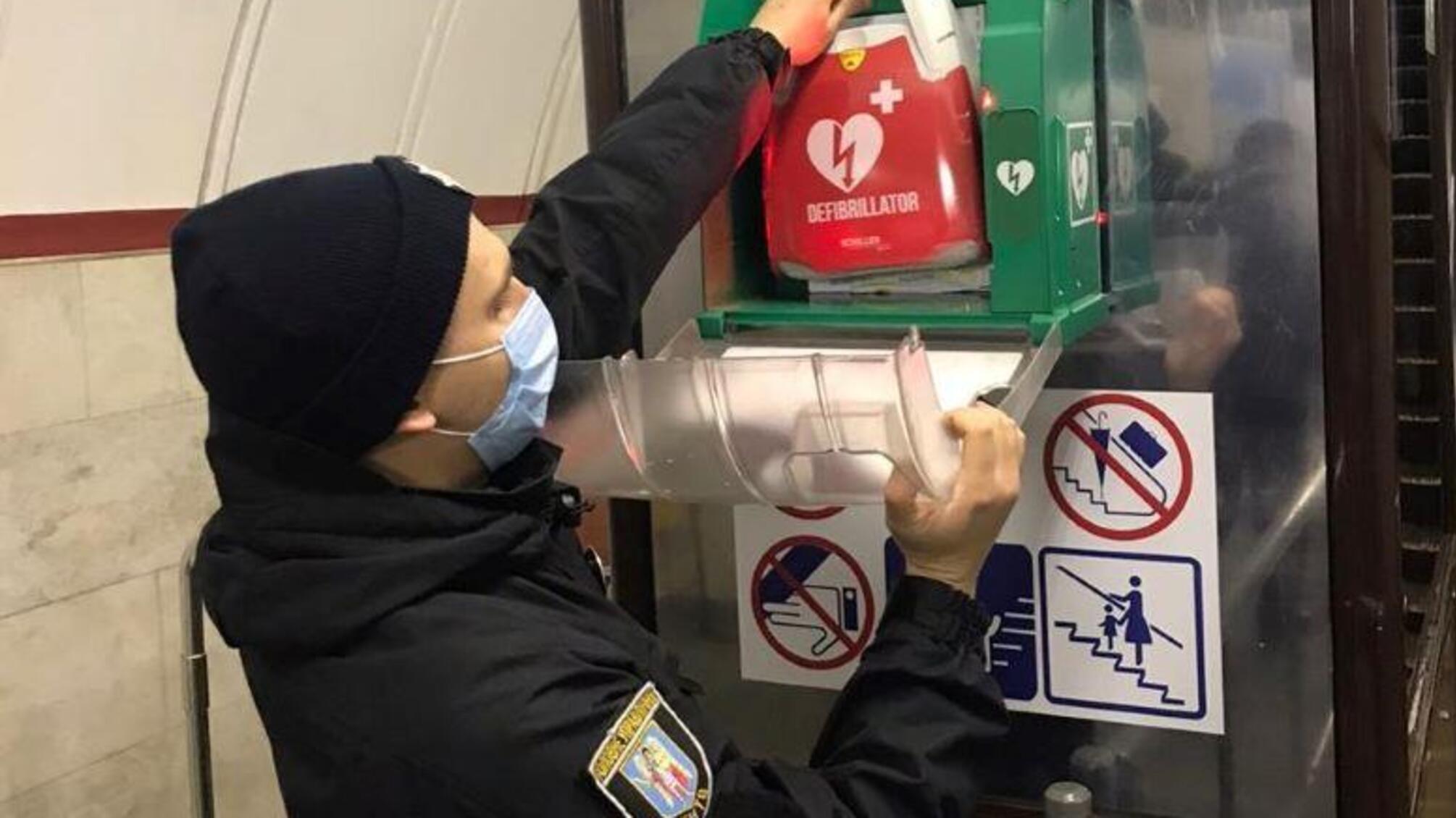 У Києві поліцейський врятував життя пасажиру підземки, в якого стався серцевий напад