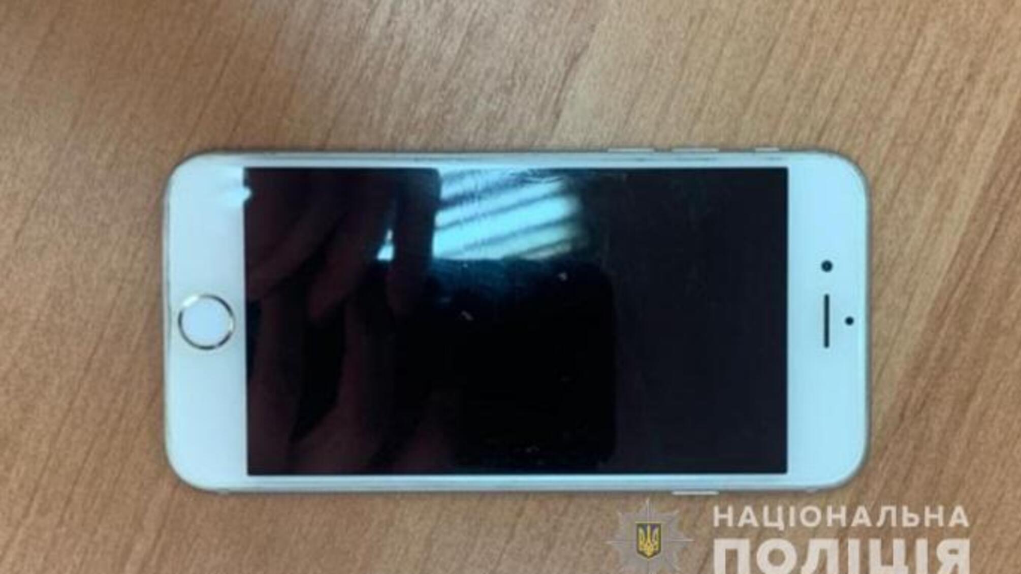 Поліцейські оперативно затримали молодика, який в центрі Одеси пограбував перехожу