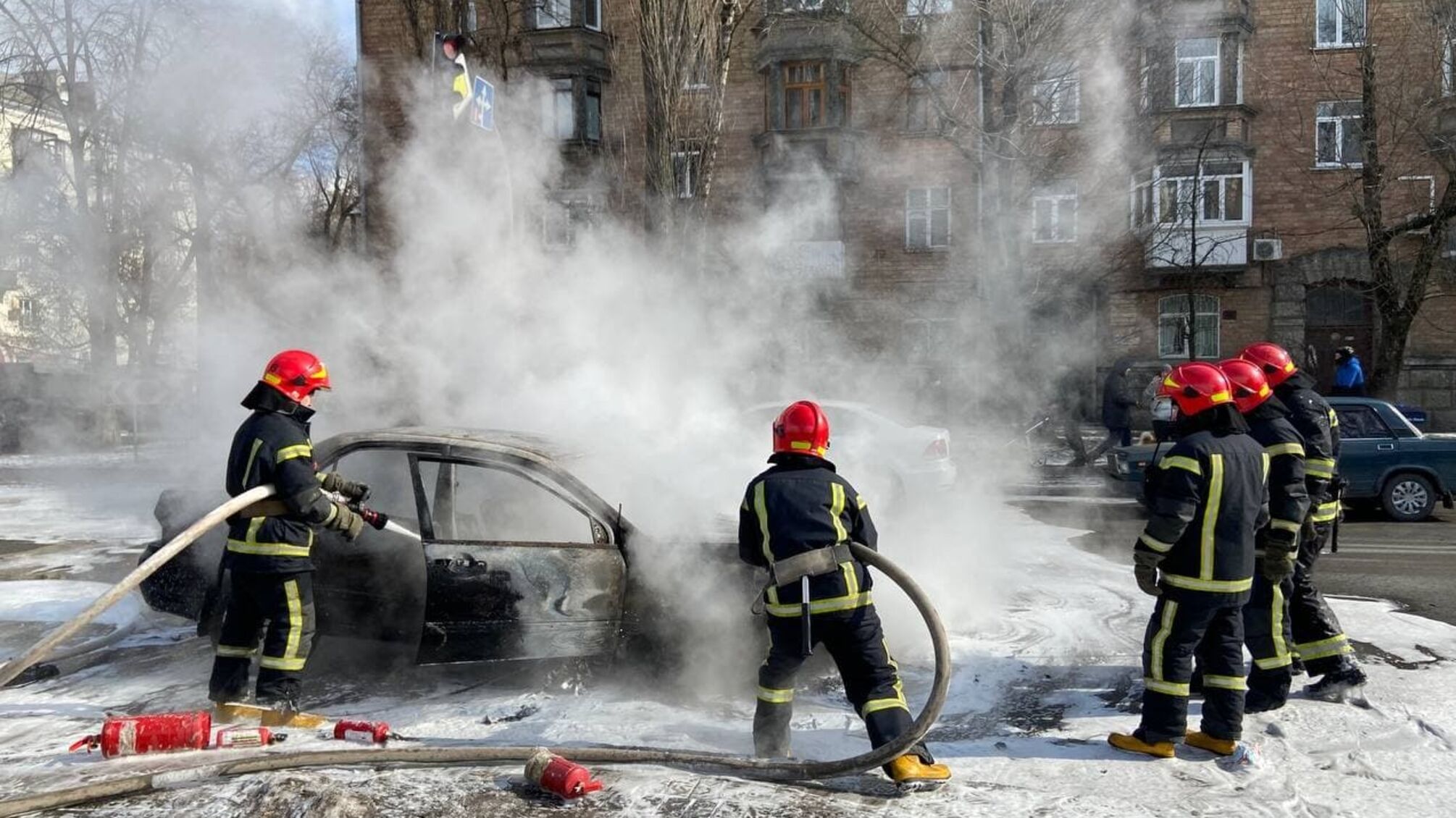 Столичні рятувальники ліквідували пожежу в автомобілі