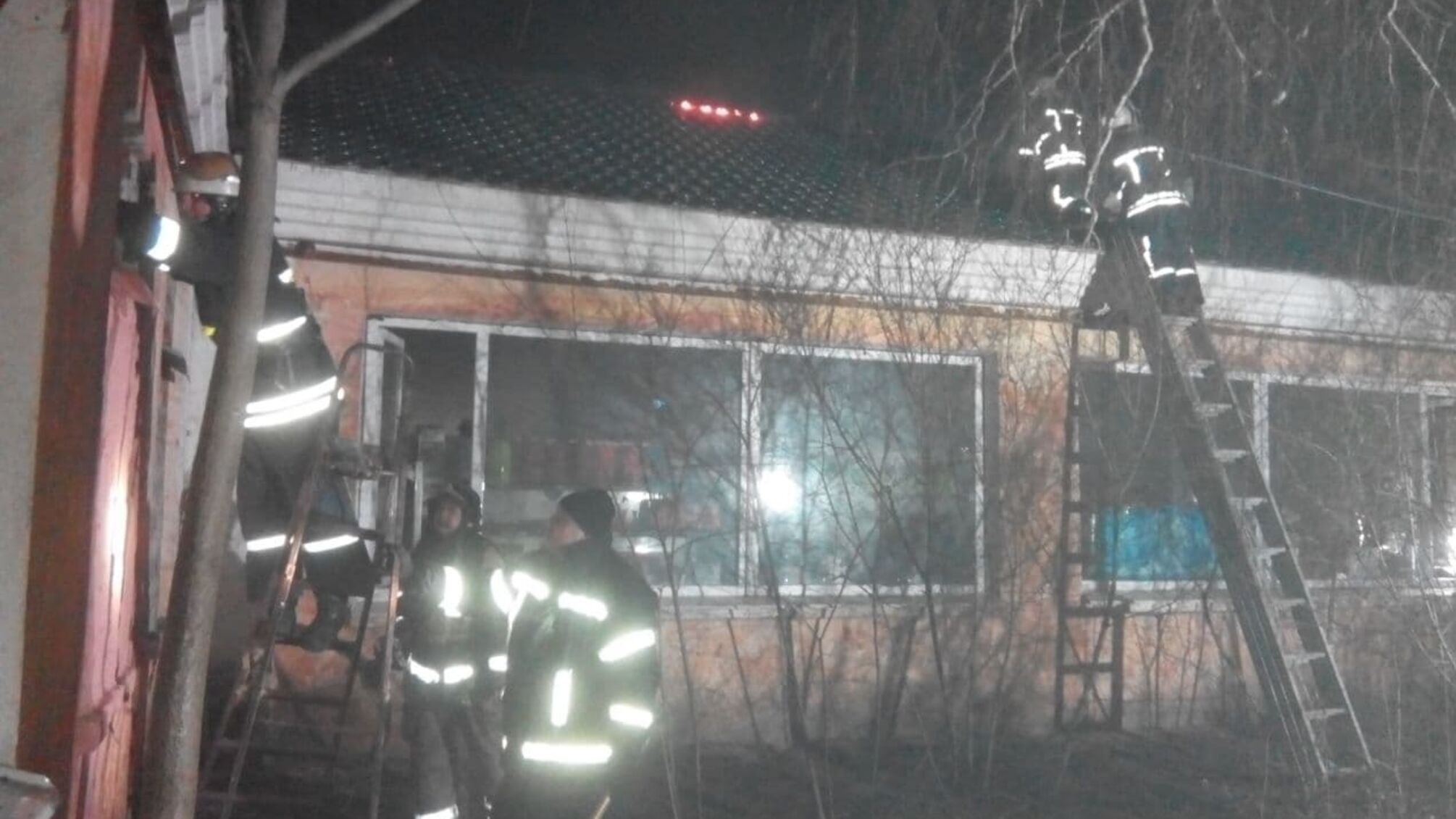 м. Бердянськ: вогнеборці ліквідували пожежу у магазині