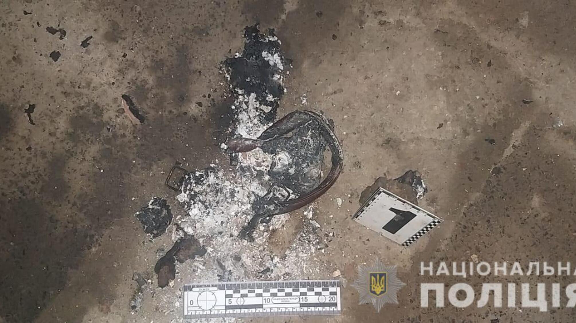 Поліцейські оголосили підозри жительці Чорноморська та її другові з Харківщини у спробі спалити автомобіль колишнього співмешканця жінки