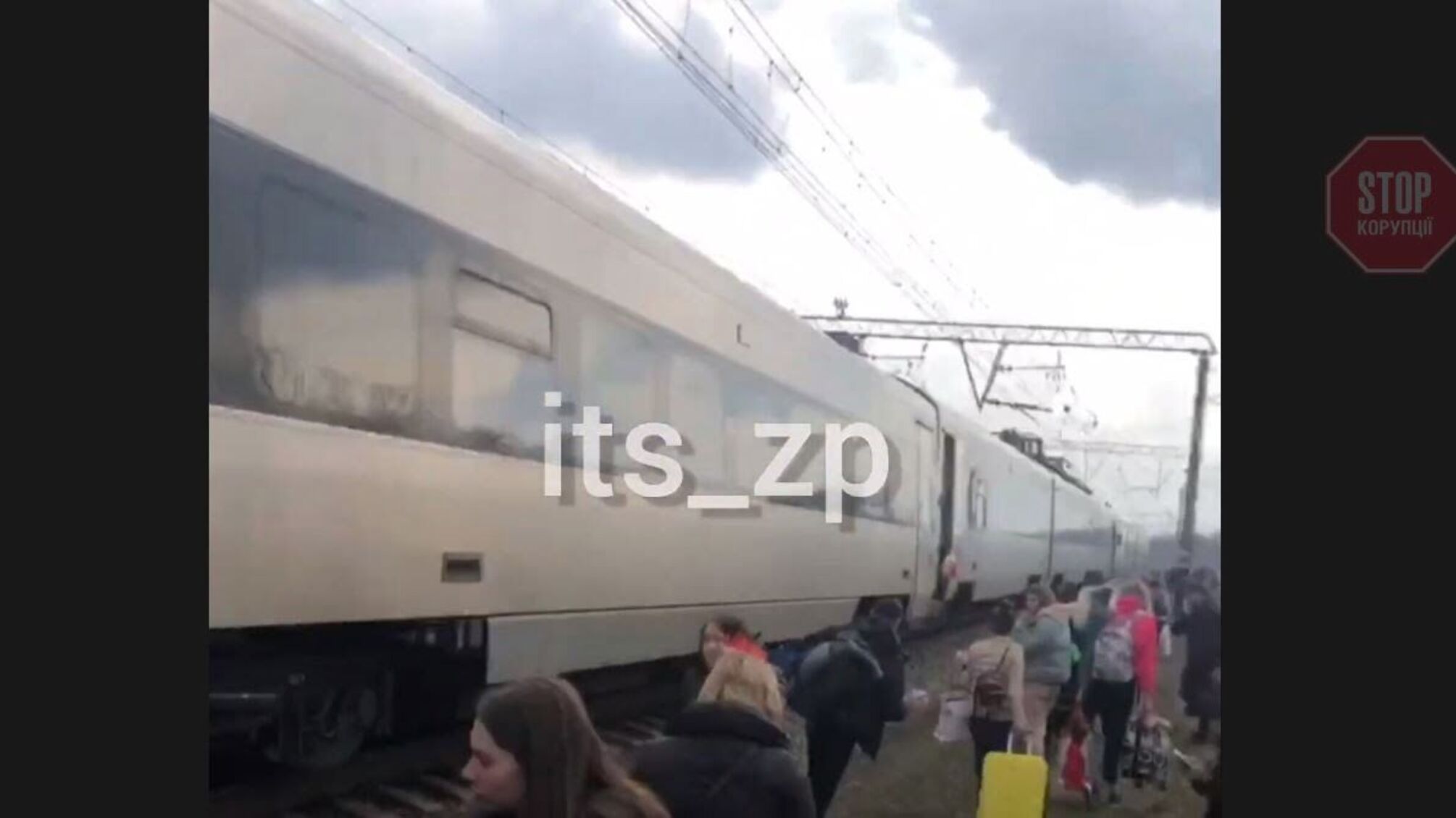Біля Запоріжжя зійшов з рейок потяг “Інтерсіті”  (відео)
