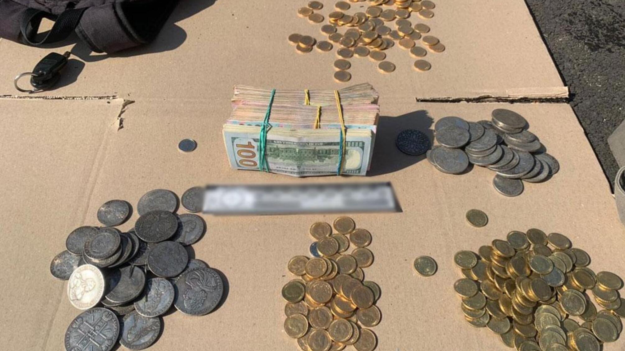 Поліцейські Чернігівщини затримали іноземця за продаж пенсіонеру за півмільйона гривень несправжніх «царських монет»