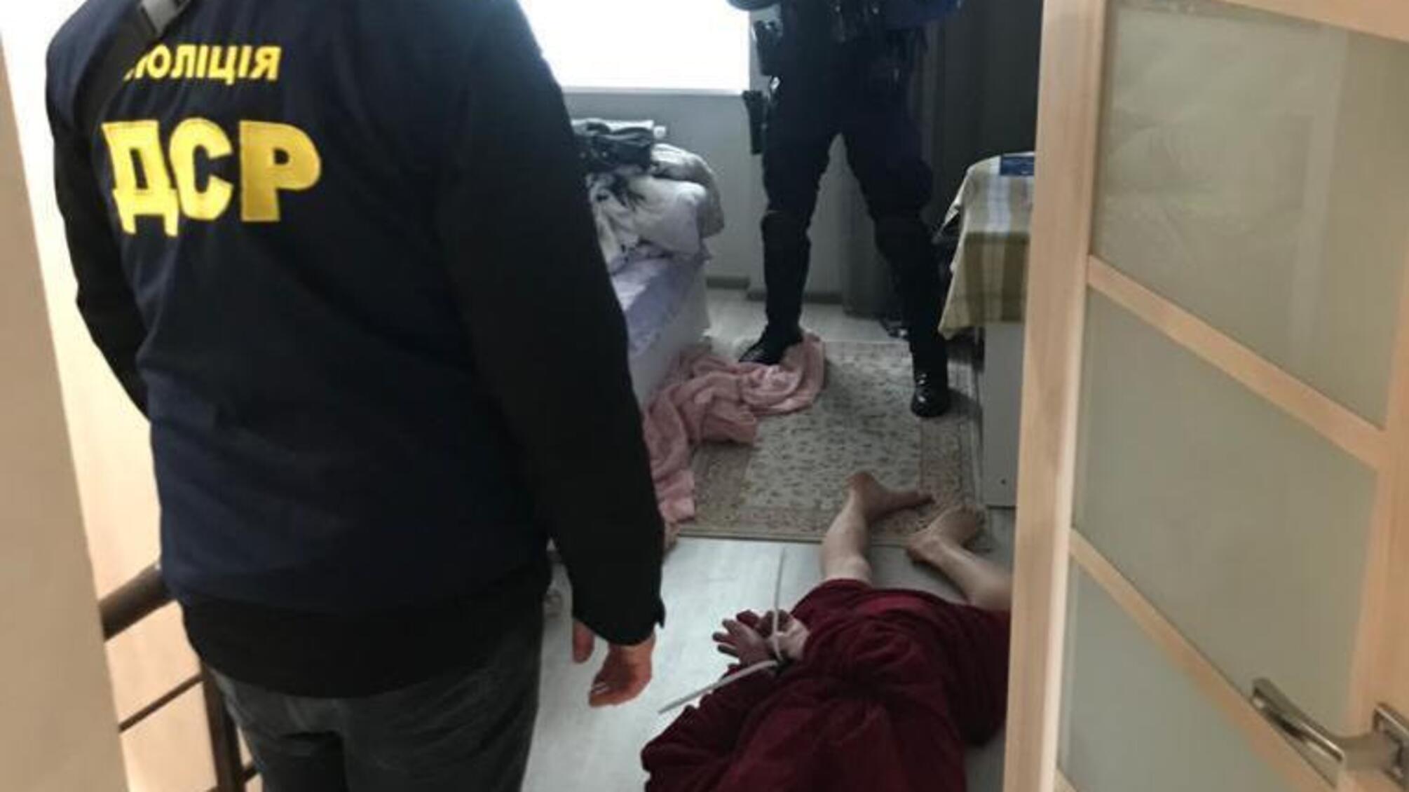 На Рівненщині поліція викрила злочинне угруповання: вимагали кошти, викрадали майно та поширювали злочинний вплив