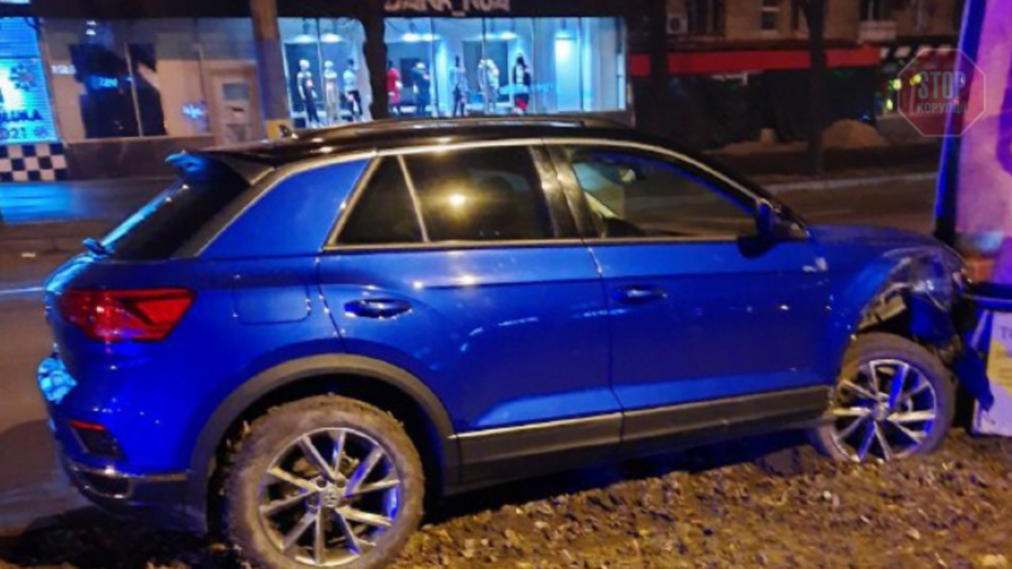 Новости Запорожья: пьяная женщина за рулем иномарки снесла ситилайты и протаранила авто
